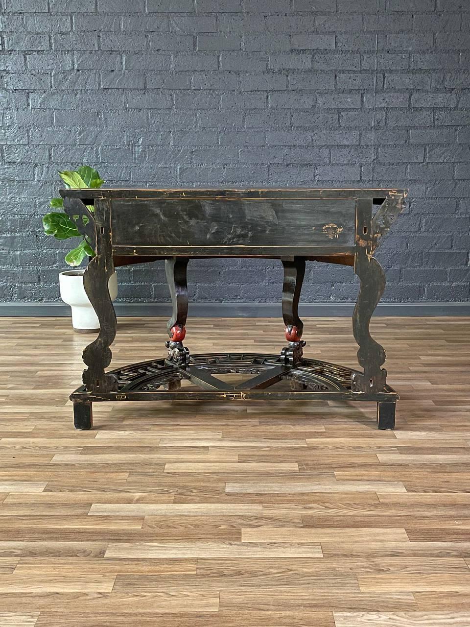 Console ou table d'autel vintage chinoise, style Dynastie Qing, sculptée à la main avec chien Foo Bon état - En vente à Los Angeles, CA