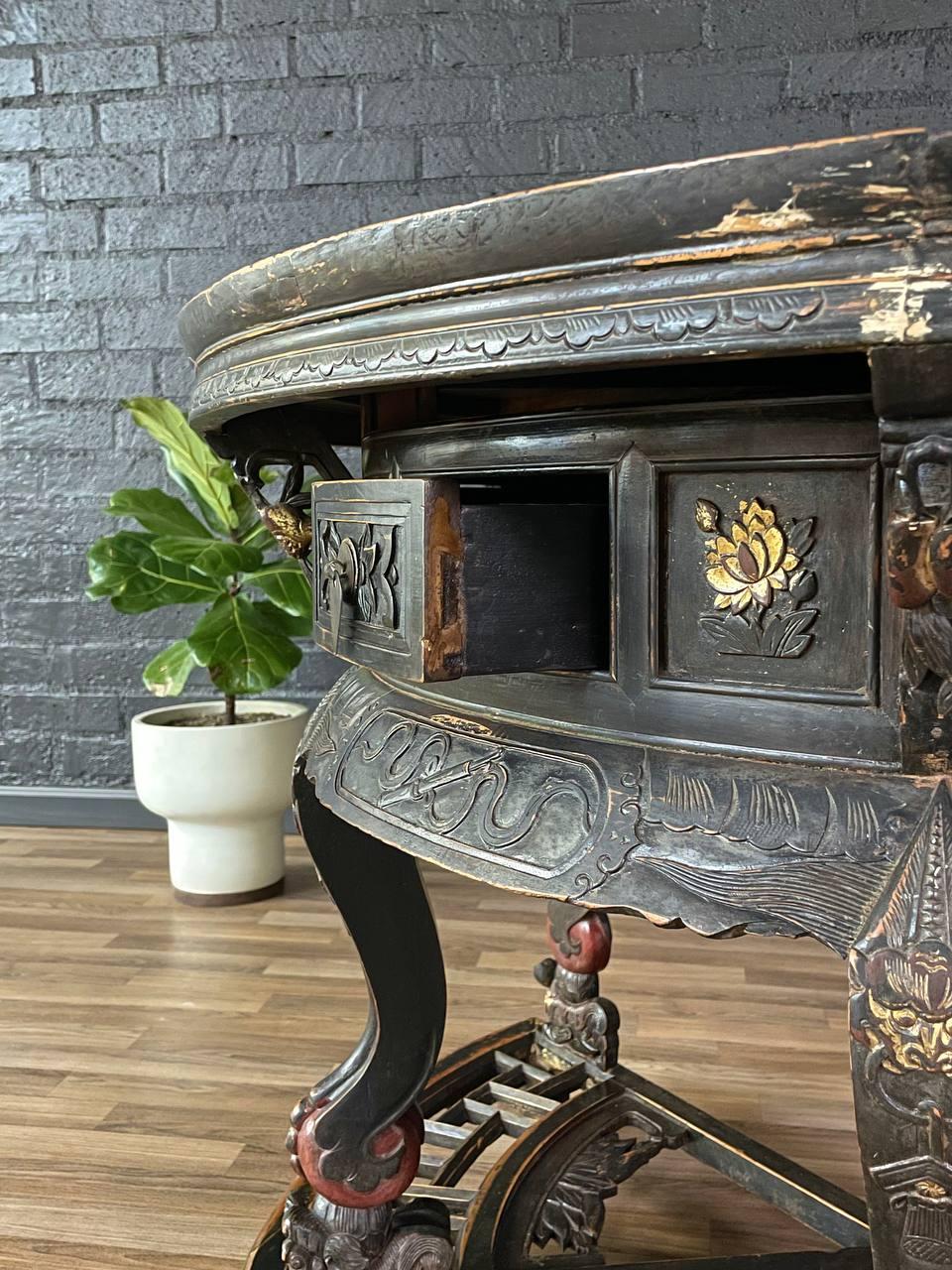 Milieu du XXe siècle Console ou table d'autel vintage chinoise, style Dynastie Qing, sculptée à la main avec chien Foo en vente