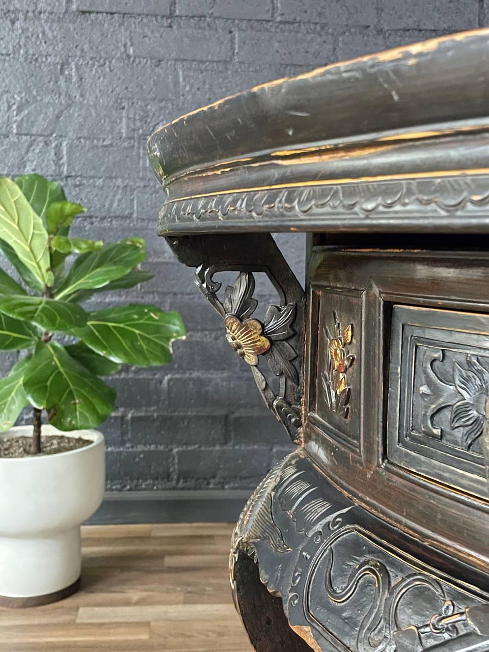 Bois Console ou table d'autel vintage chinoise, style Dynastie Qing, sculptée à la main avec chien Foo en vente