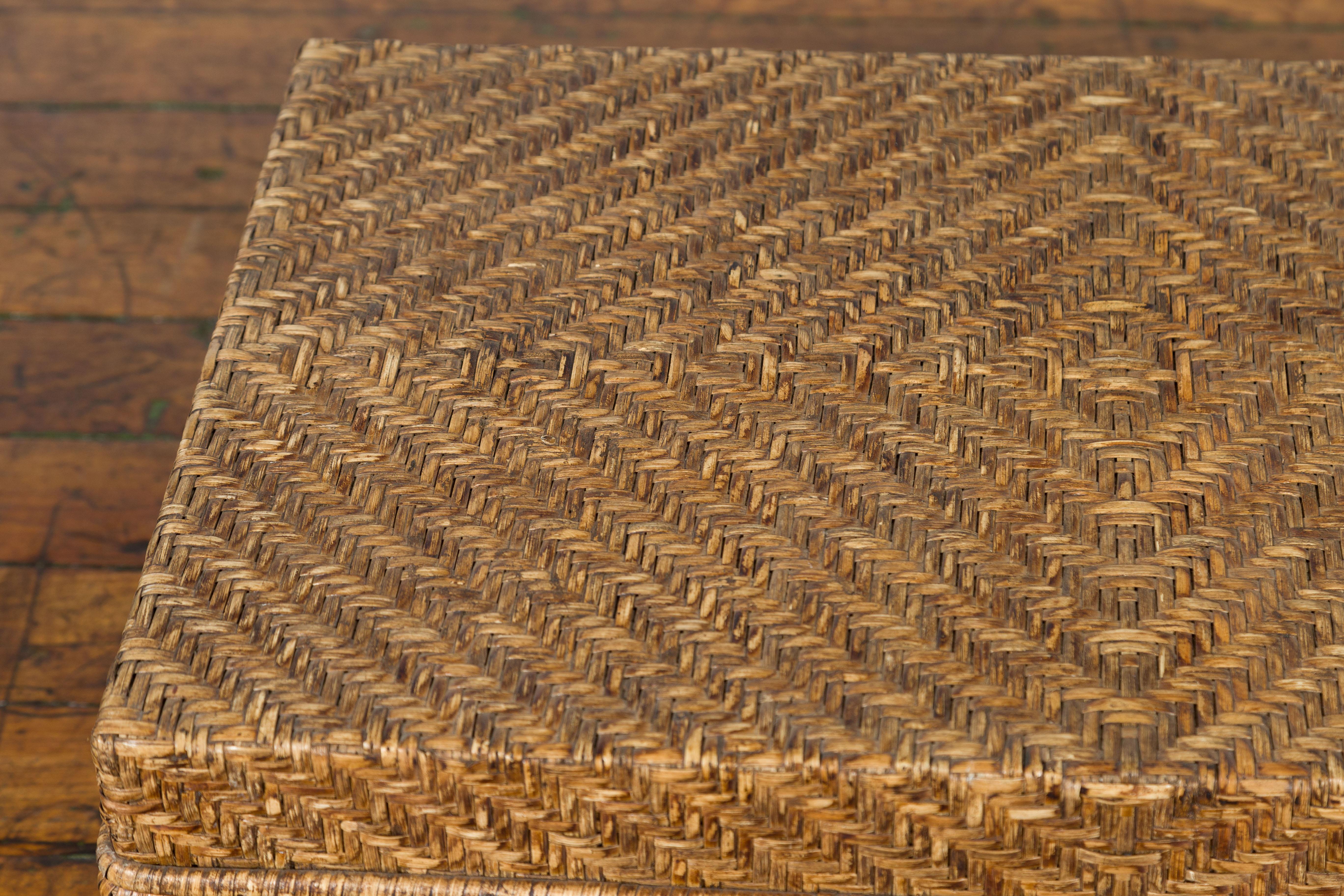 Chinois Vieille table d'appoint rectangulaire en rotin chinois sur bois, boîte ou table basse en vente