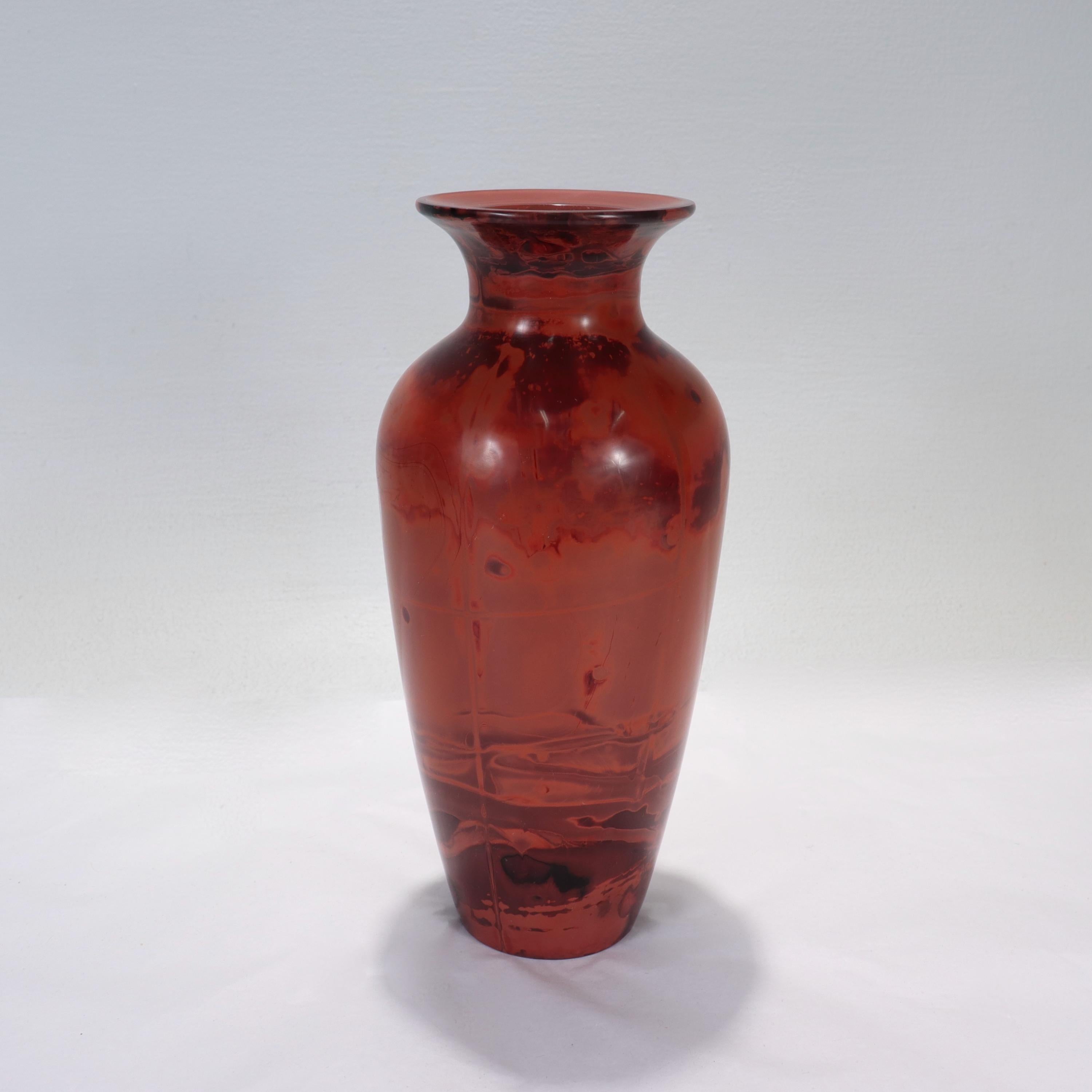 Eine schöne chinesische Vase aus Peking-Glas.

Hergestellt, um Realgar (雄黃) zu imitieren, ein Mineral, das in der traditionellen chinesischen Medizin weit verbreitet ist.

Der Sockel ist mit einem polierten Zapfen versehen.

Einfach eine schöne alte