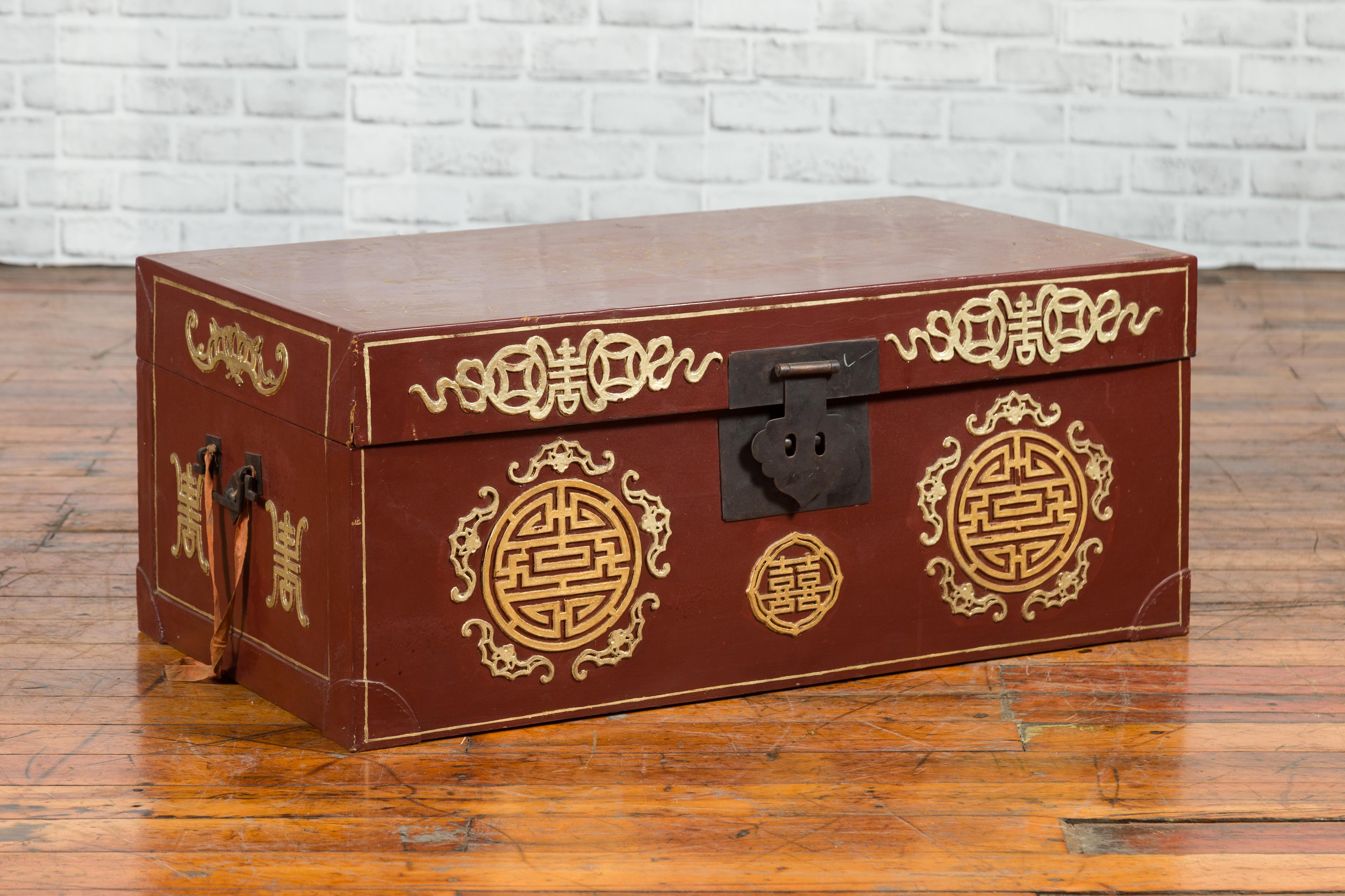 Vintage Chinese Red Blanket Chest with Gold Details and Calligraphy Motifs For Sale 3