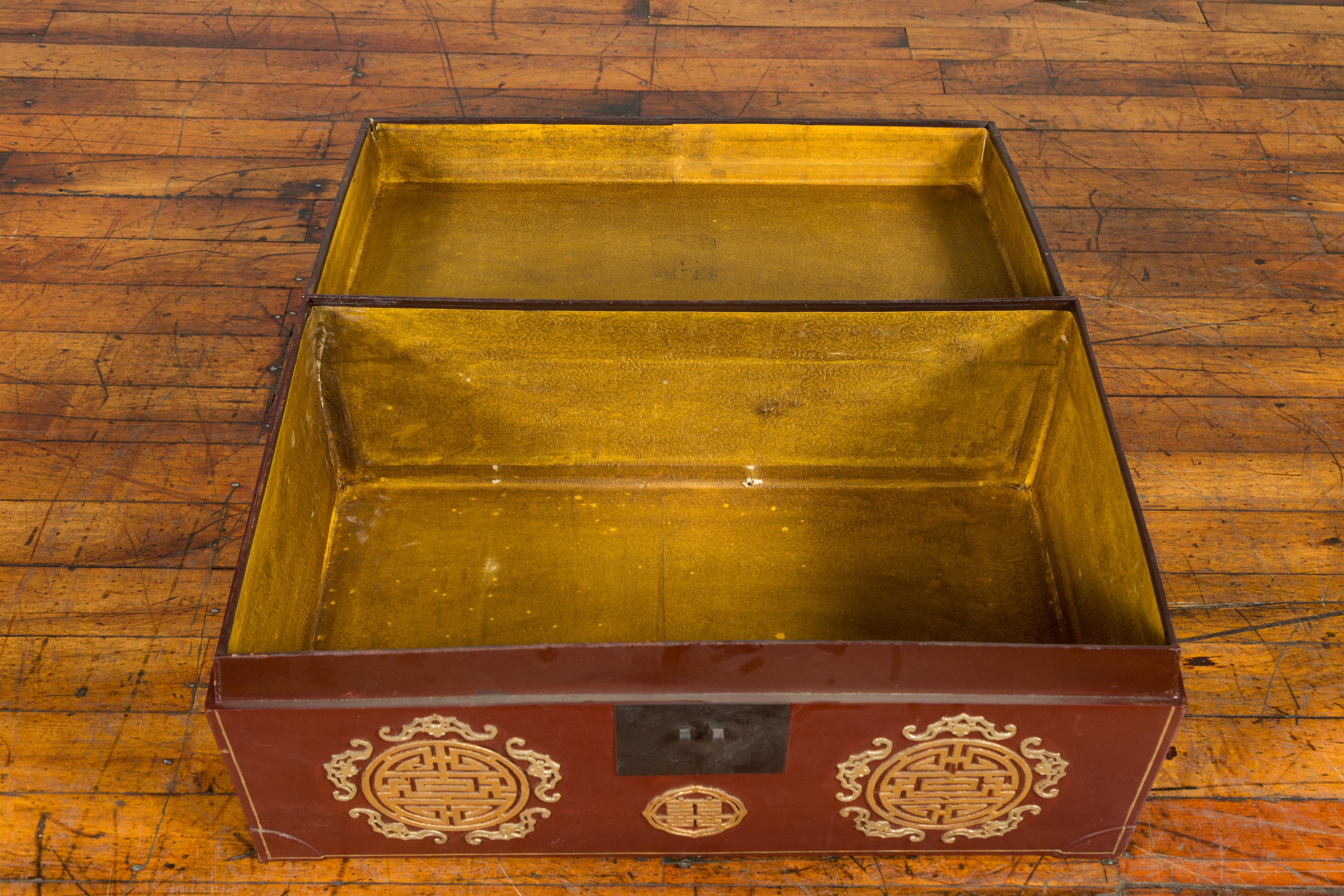 Vintage Chinese Red Blanket Chest with Gold Details and Calligraphy Motifs For Sale 4