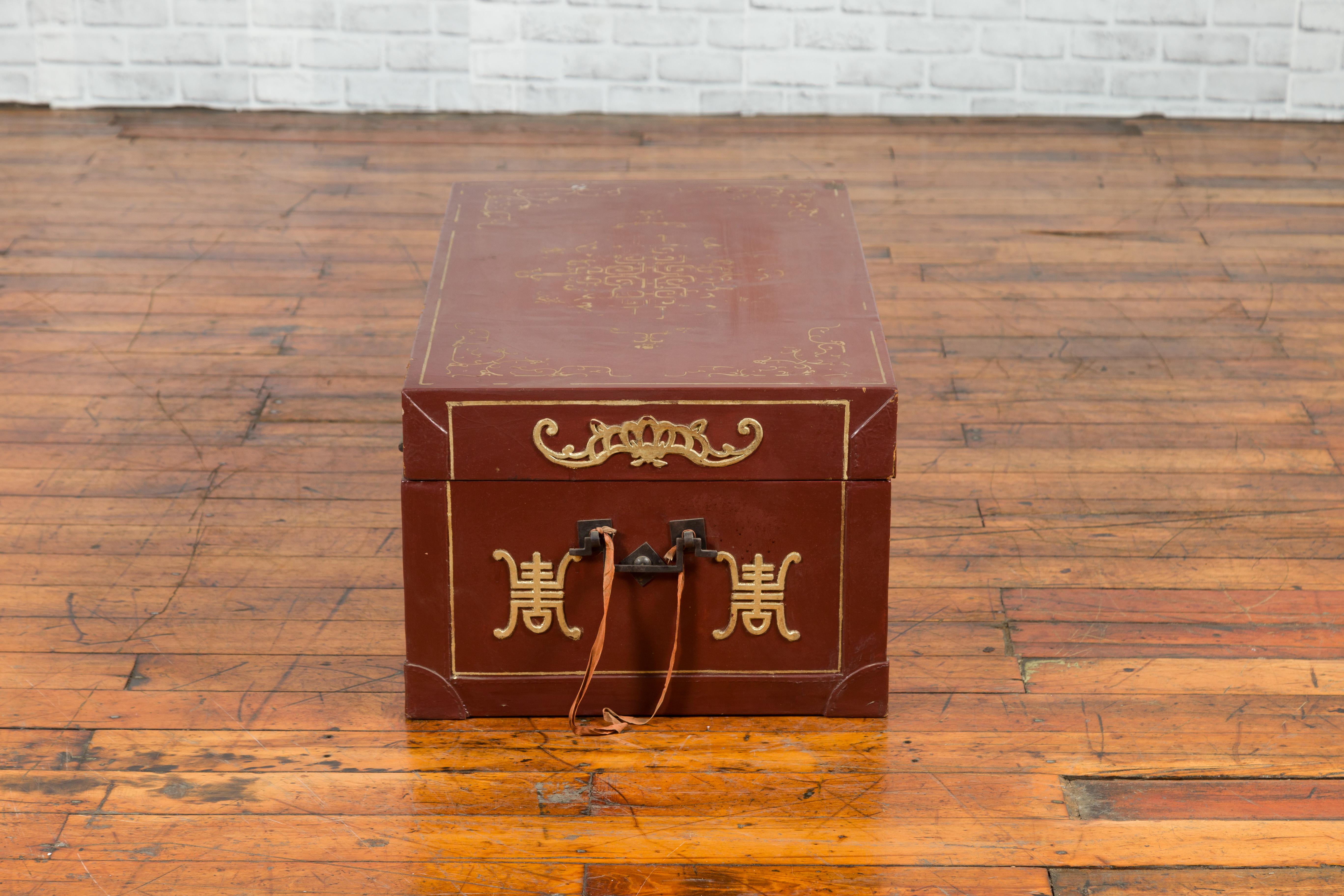 Red Lacquered Blanket Chest with Gold Details and Calligraphy Motifs For Sale 4