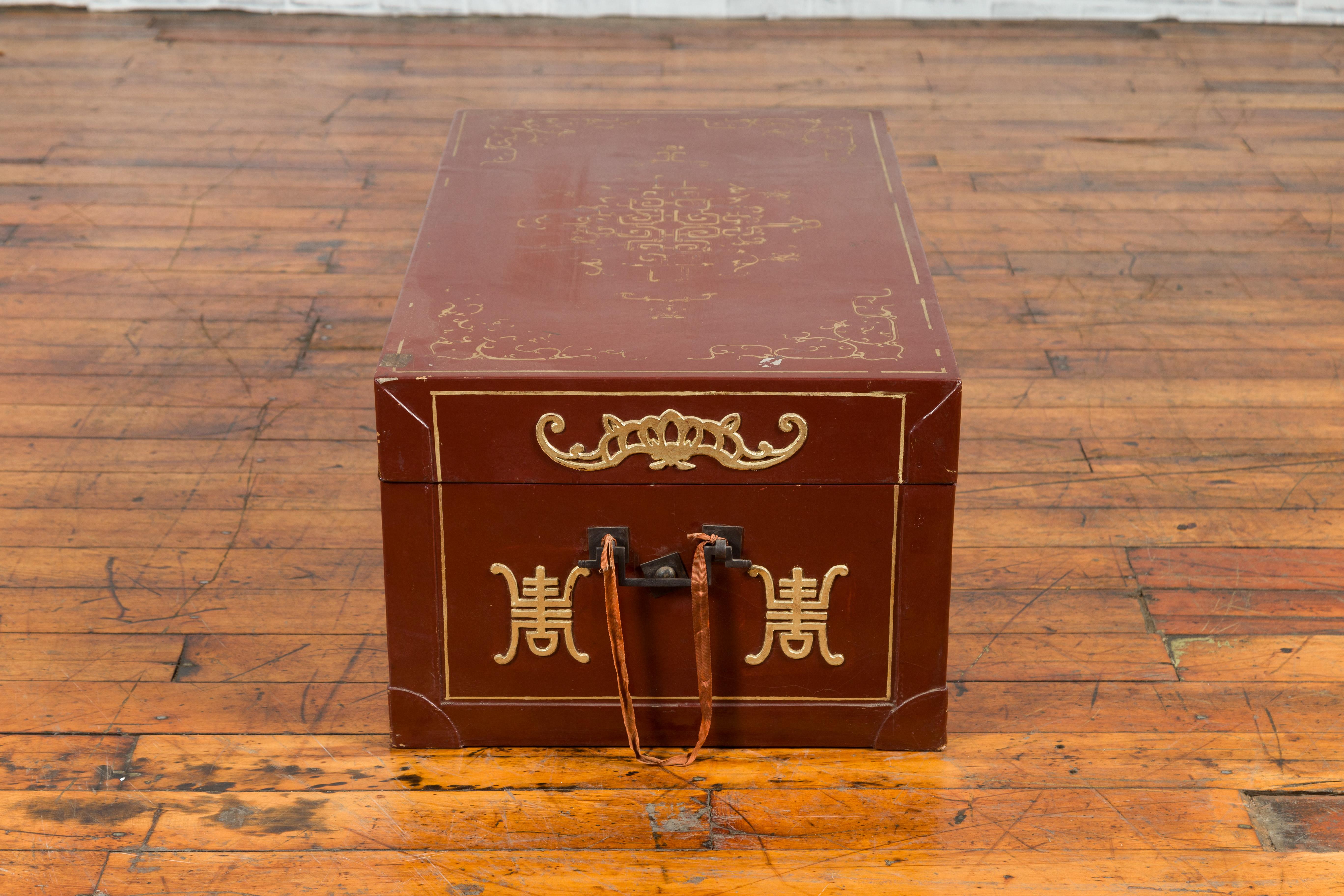 Vintage Chinese Red Blanket Chest with Gold Details and Calligraphy Motifs For Sale 7