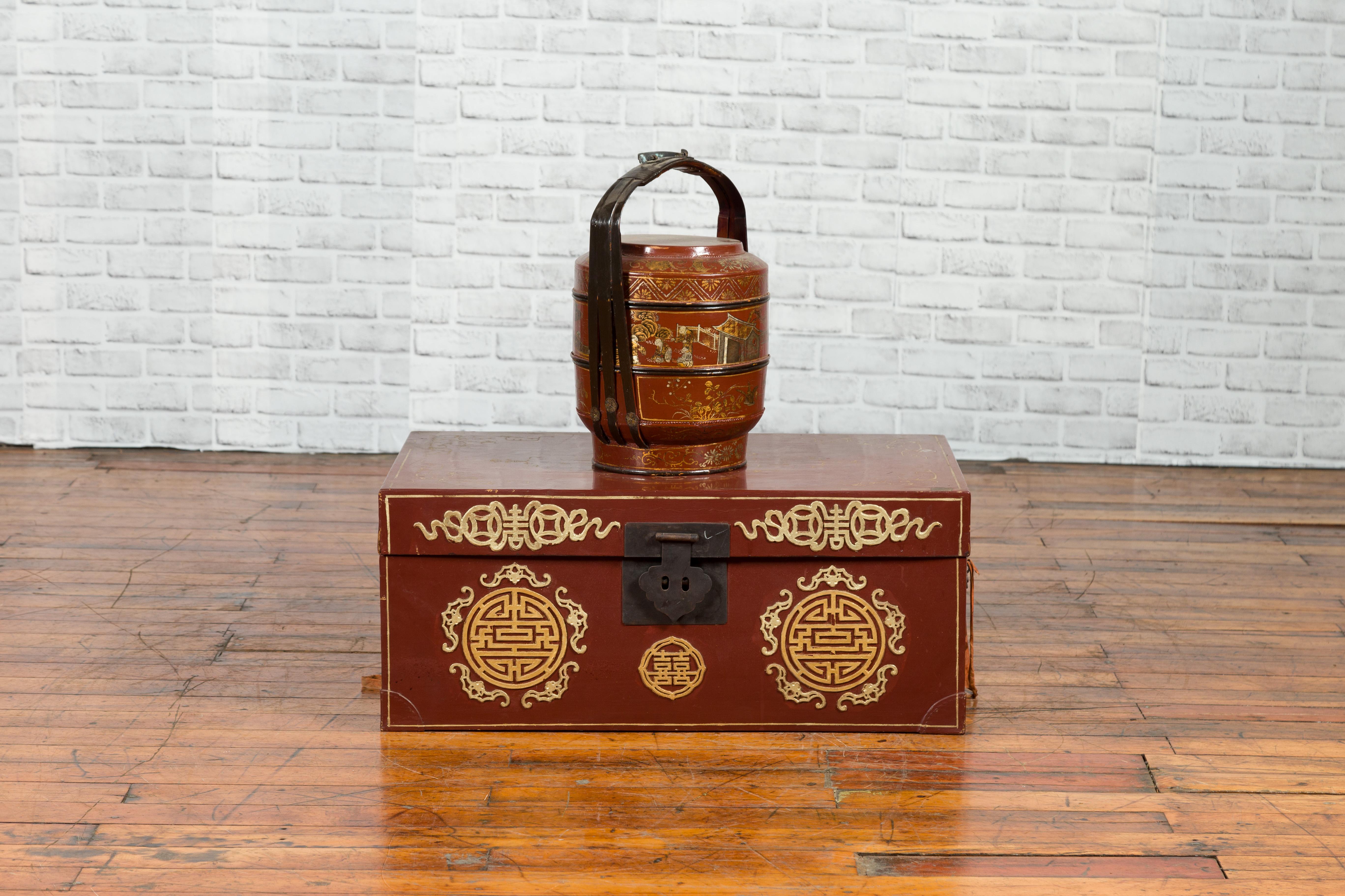 Chinois Coffre chinois vintage rouge avec détails en or et motifs de calligraphie en vente
