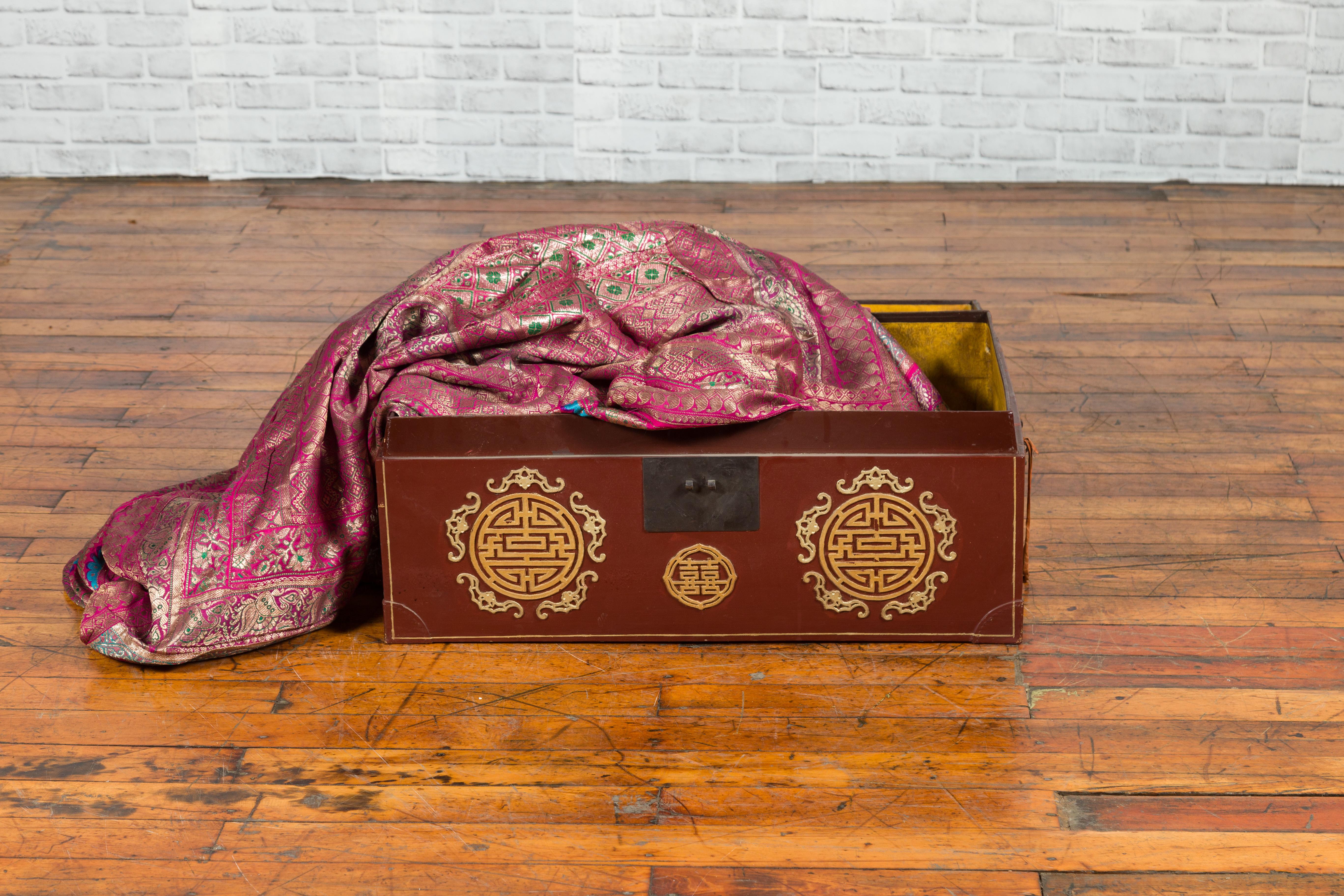 Gilt Vintage Chinese Red Blanket Chest with Gold Details and Calligraphy Motifs For Sale