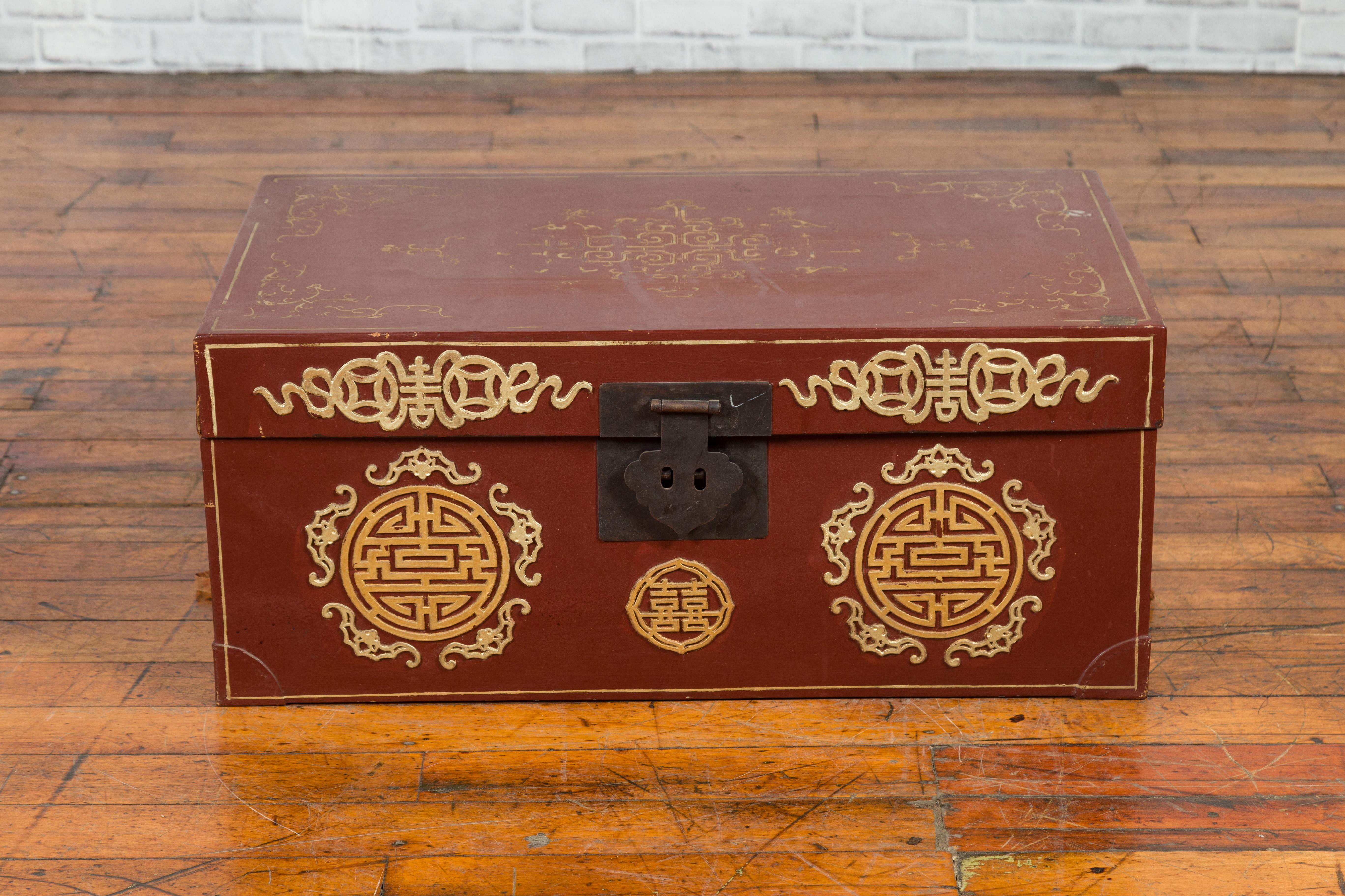 Vintage Chinese Red Blanket Chest with Gold Details and Calligraphy Motifs In Good Condition For Sale In Yonkers, NY