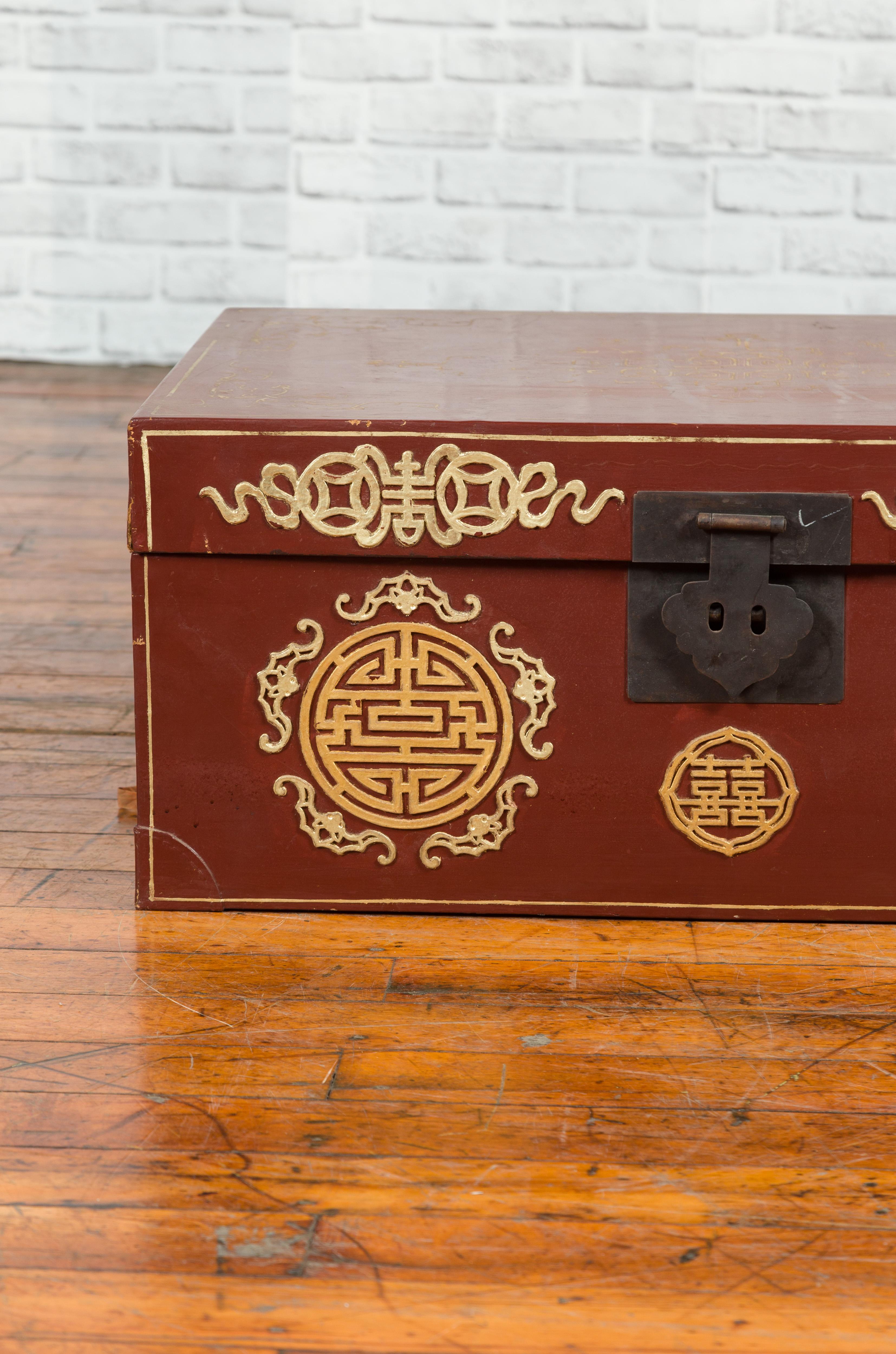20ième siècle Coffre chinois vintage rouge avec détails en or et motifs de calligraphie en vente
