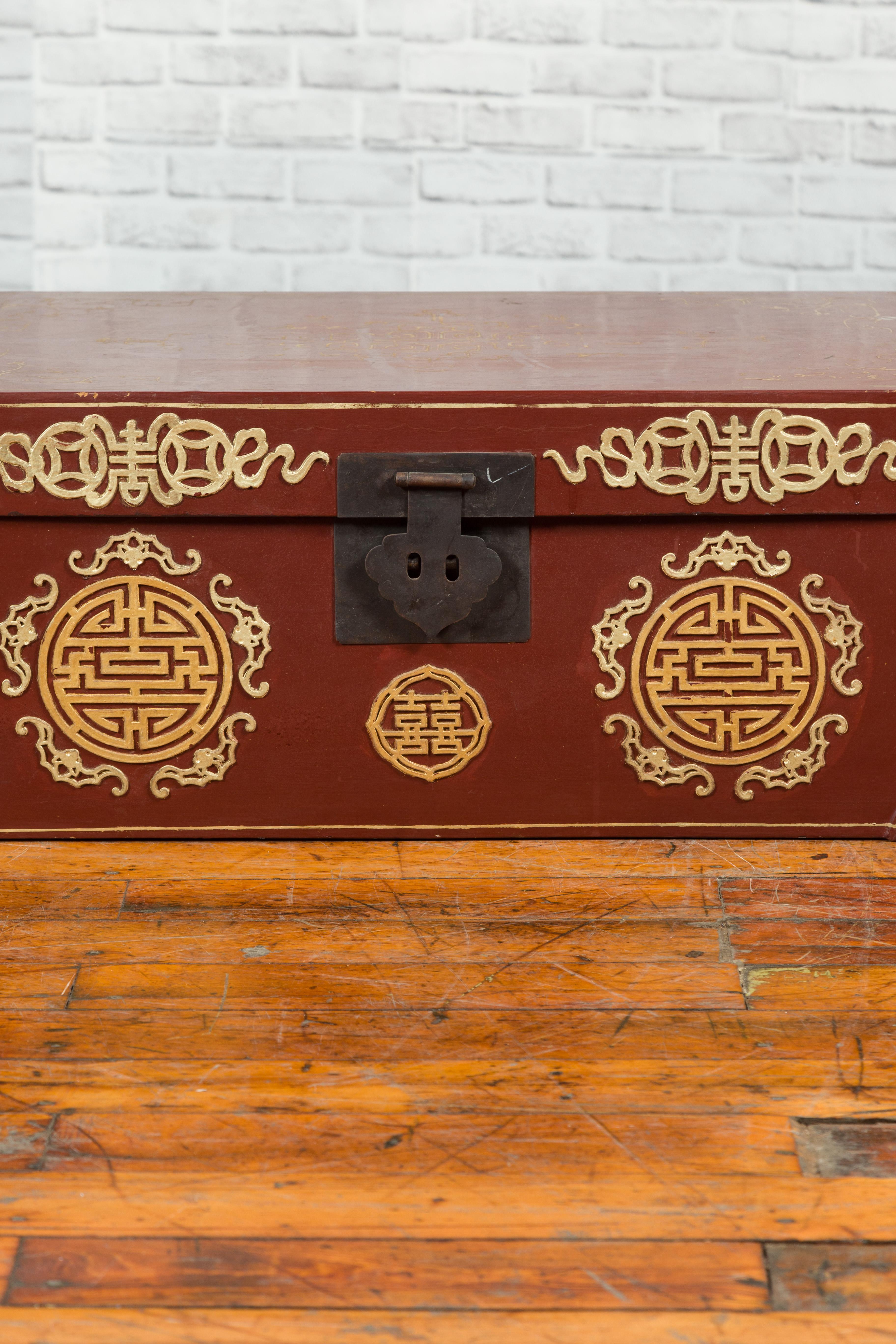 Wood Vintage Chinese Red Blanket Chest with Gold Details and Calligraphy Motifs For Sale