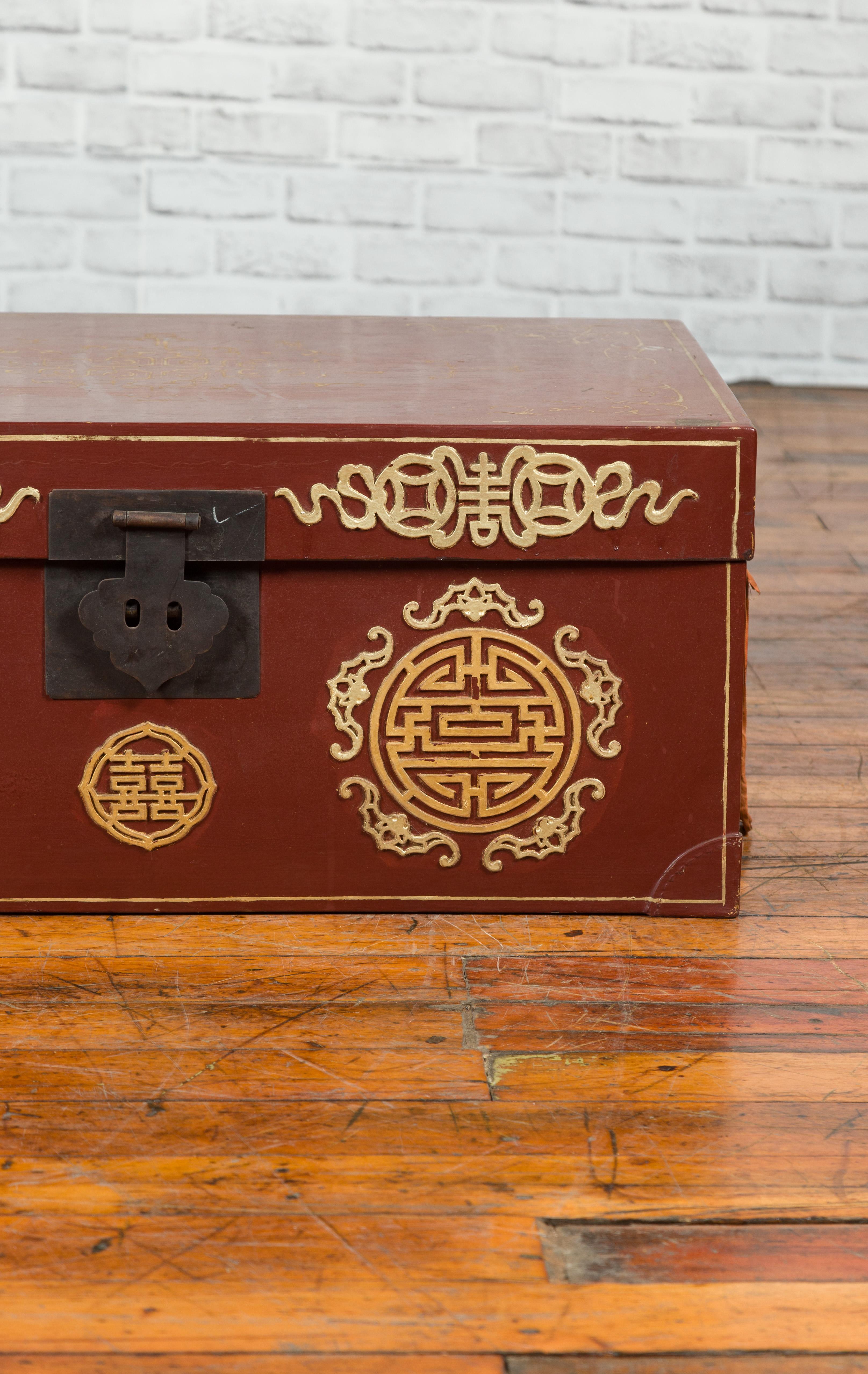 Vintage Chinese Red Blanket Chest with Gold Details and Calligraphy Motifs For Sale 1