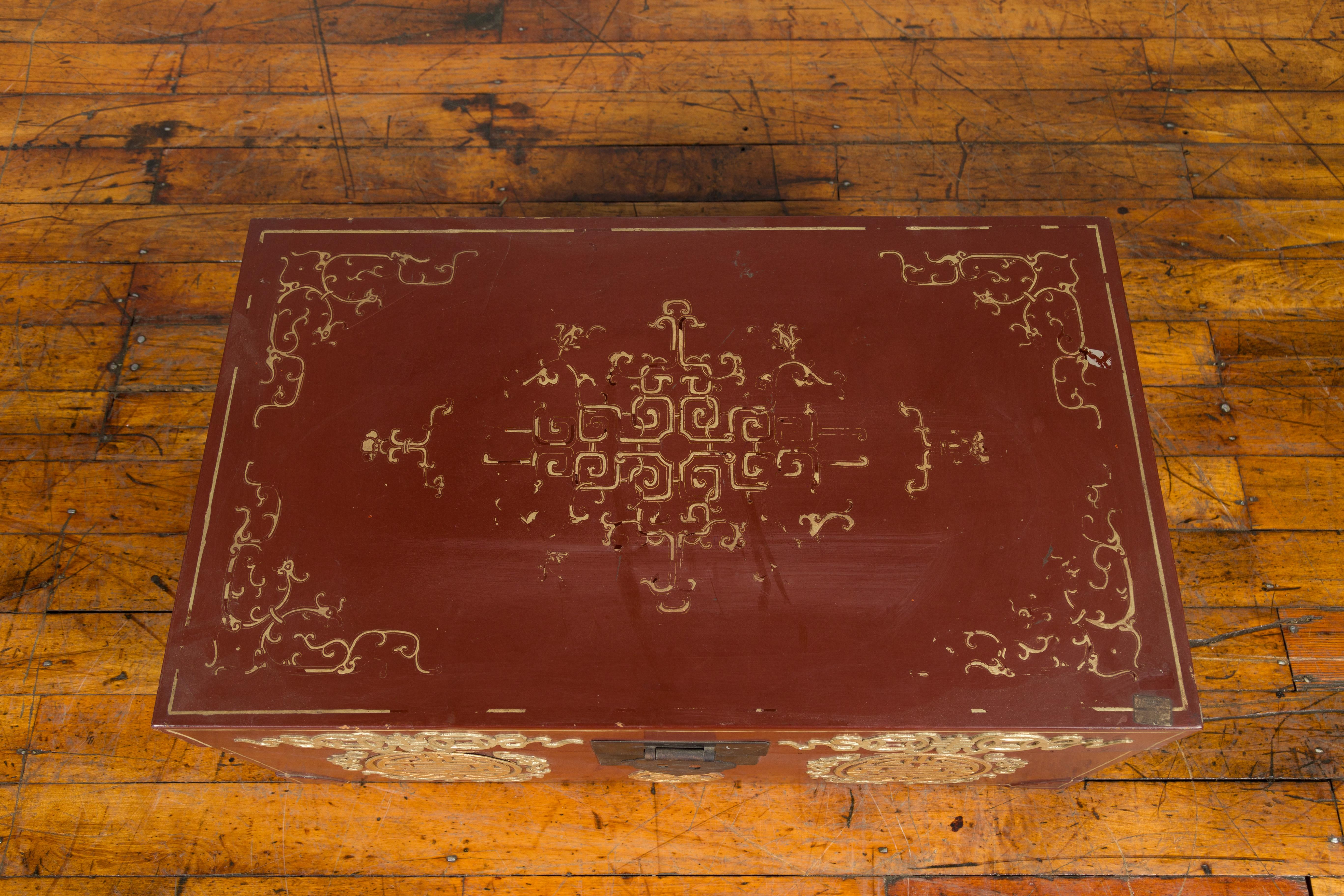 Coffre chinois vintage rouge avec détails en or et motifs de calligraphie en vente 2