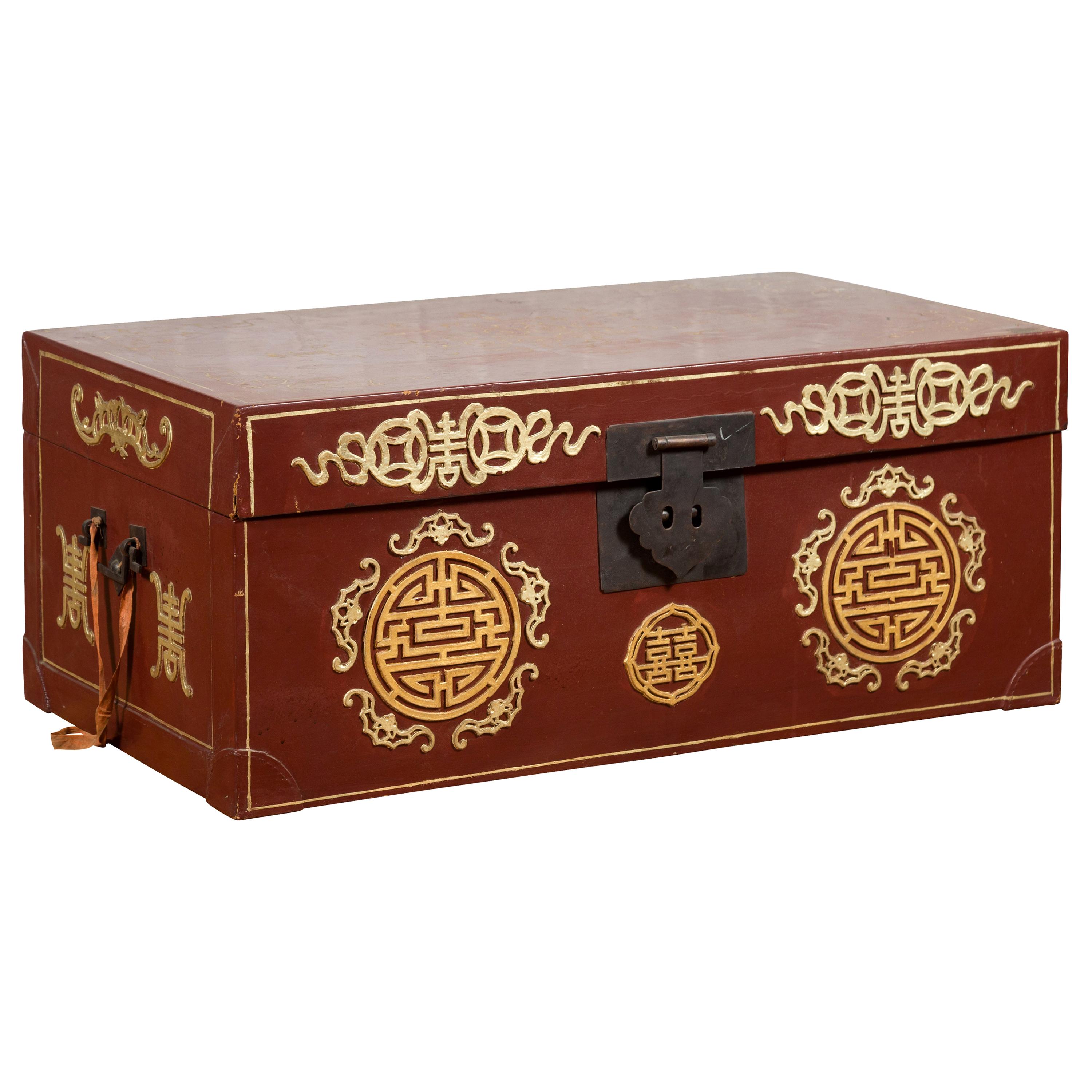 Coffre chinois vintage rouge avec détails en or et motifs de calligraphie en vente