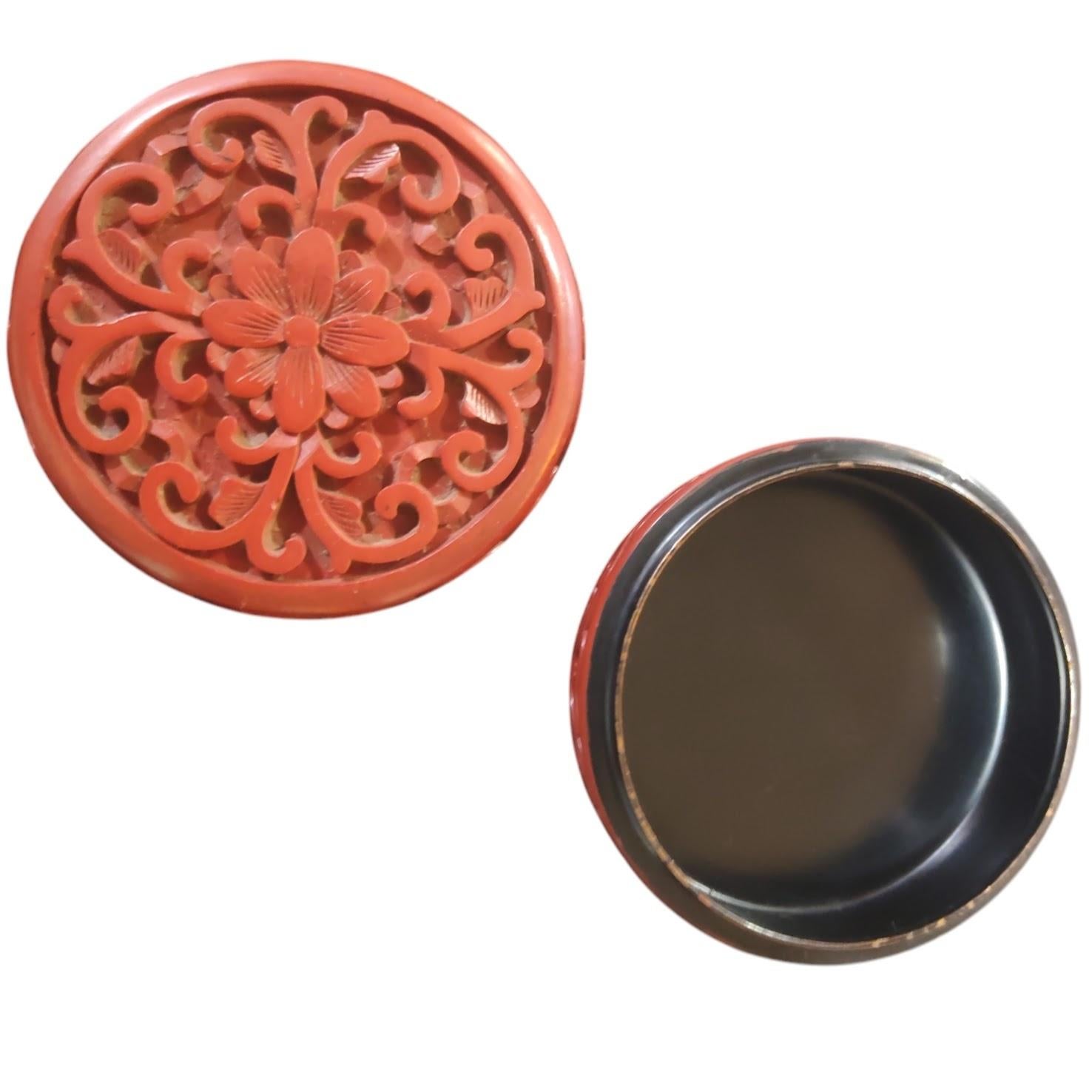 Chinois Boîte à bijoux chinoise sculptée en laque Cinnabar rouge à fleurs en vente