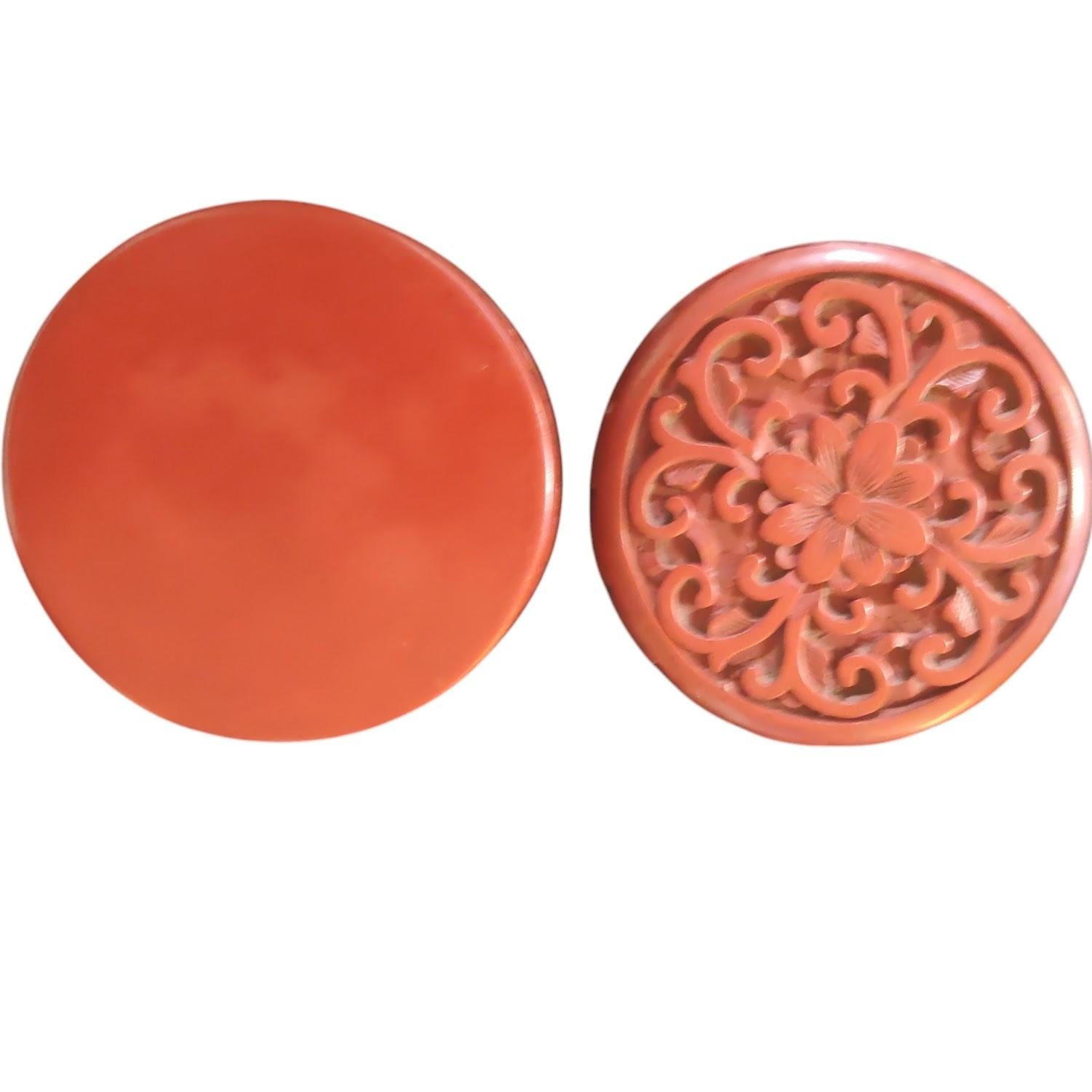 XIXe siècle Boîte à bijoux chinoise sculptée en laque Cinnabar rouge à fleurs en vente