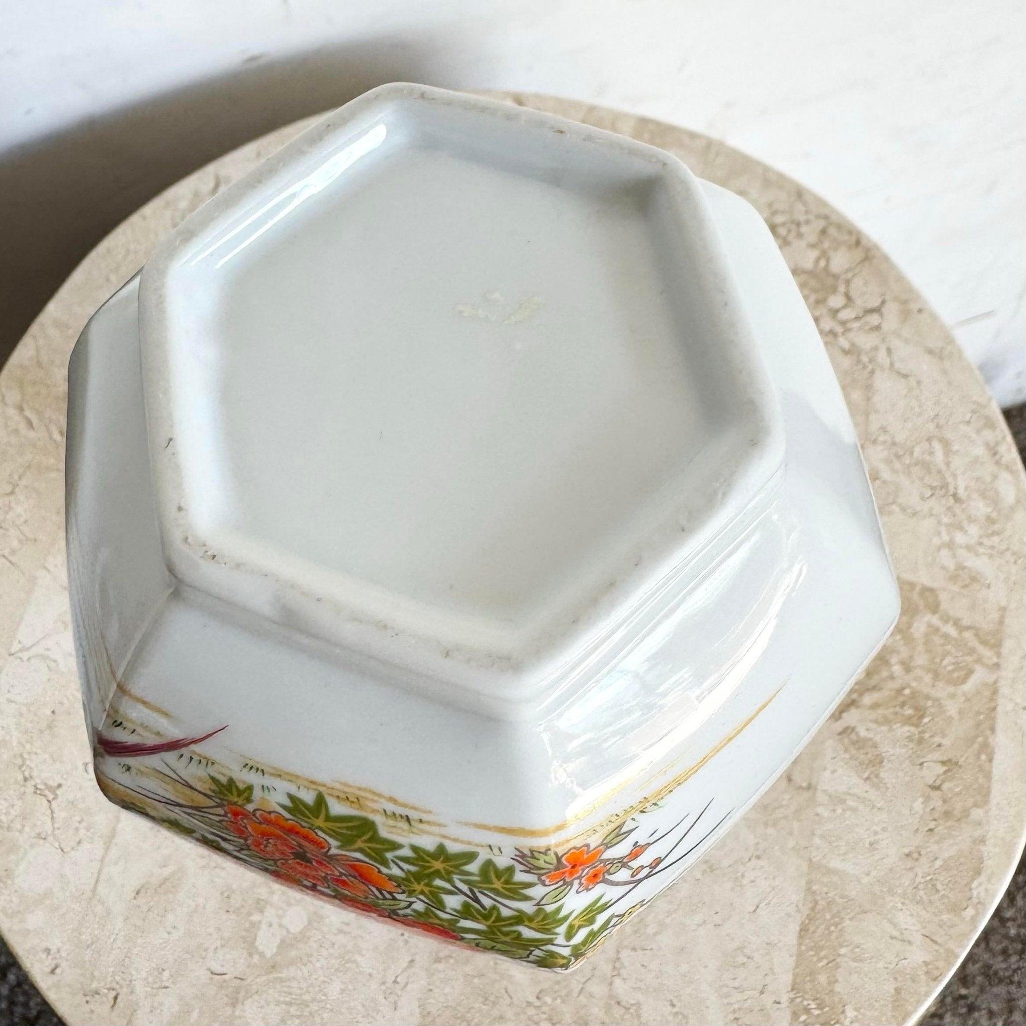 Eleganza con questo vaso cinese vintage in porcellana a fiori rossi, con motivi floreali dipinti a mano e un'eleganza senza tempo. Perfetto per i collezionisti.
 
 Vendiamo gli articoli così come sono stati acquistati, senza alcun restauro o