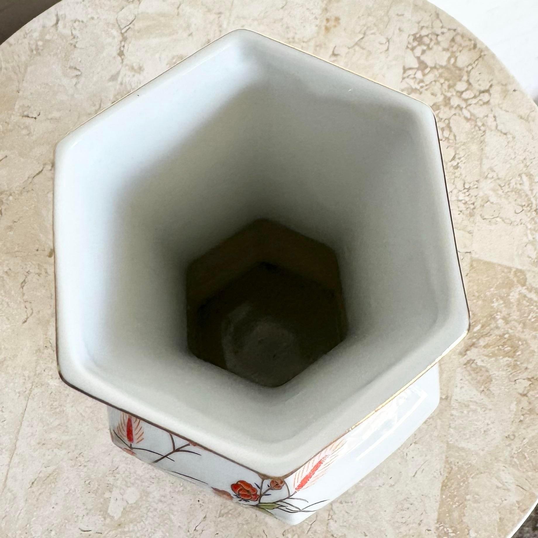 Cinese Vaso cinese d'epoca in porcellana a fiori rossi in vendita