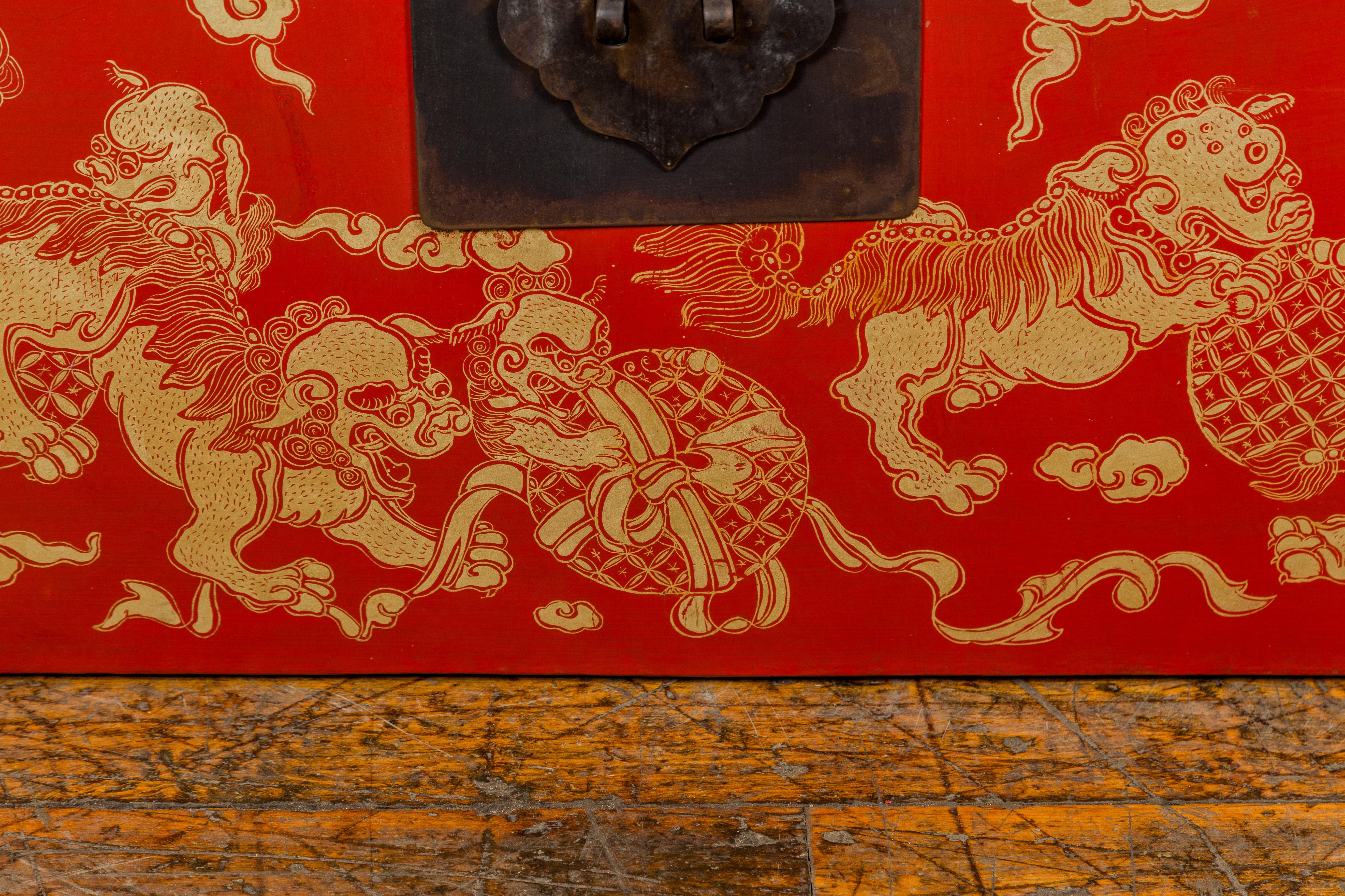 Chinesische rot lackierte Vintage-Deckentruhe mit Fledermaus, Guardian Lion, Wolkenmotiven im Angebot 4