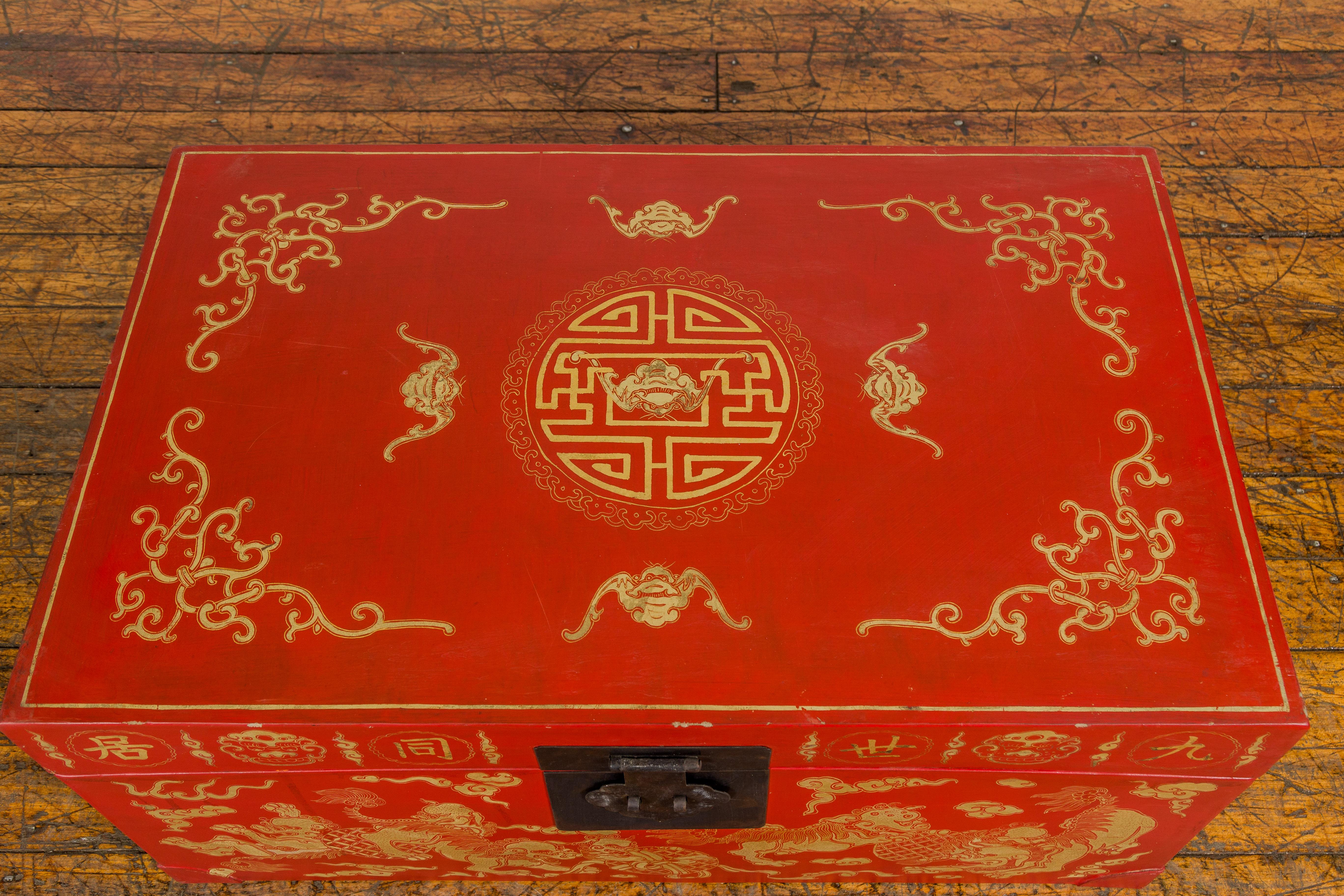 Chinesische rot lackierte Vintage-Deckentruhe mit Fledermaus, Guardian Lion, Wolkenmotiven im Angebot 5