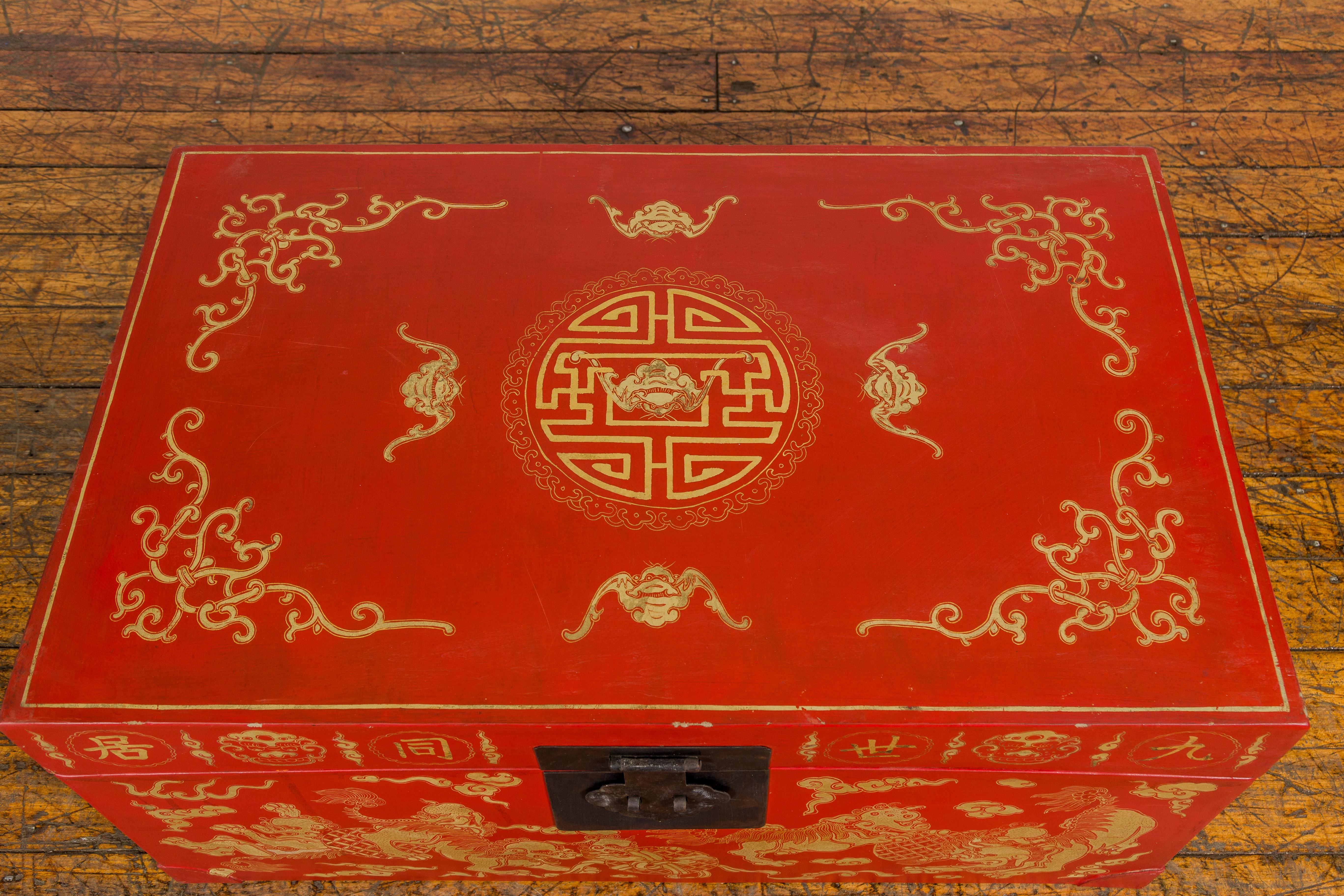 Coffre chinois vintage en laque rouge avec batte, lion gardien, motifs de nuages en vente 4