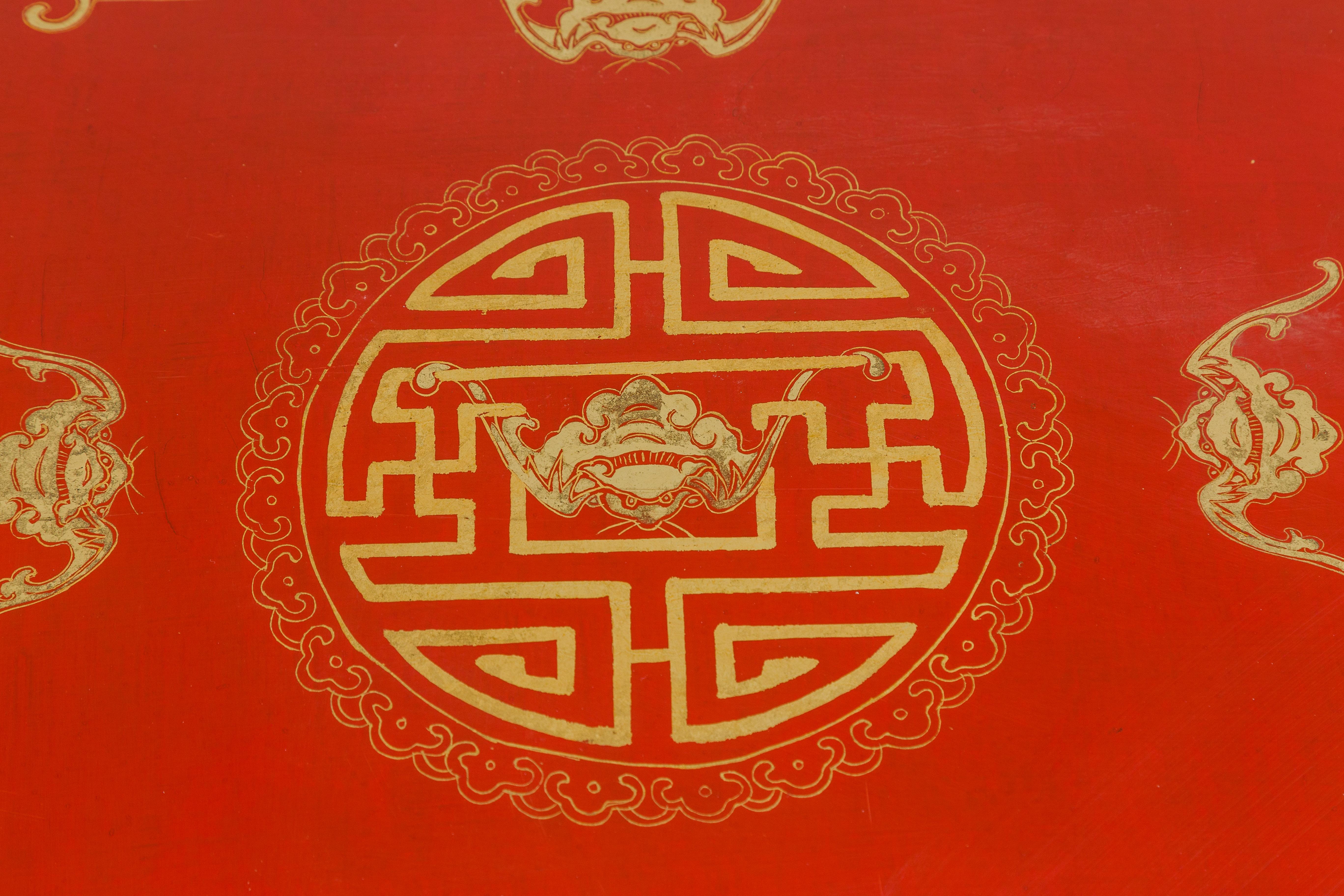 Coffre chinois vintage en laque rouge avec batte, lion gardien, motifs de nuages en vente 5