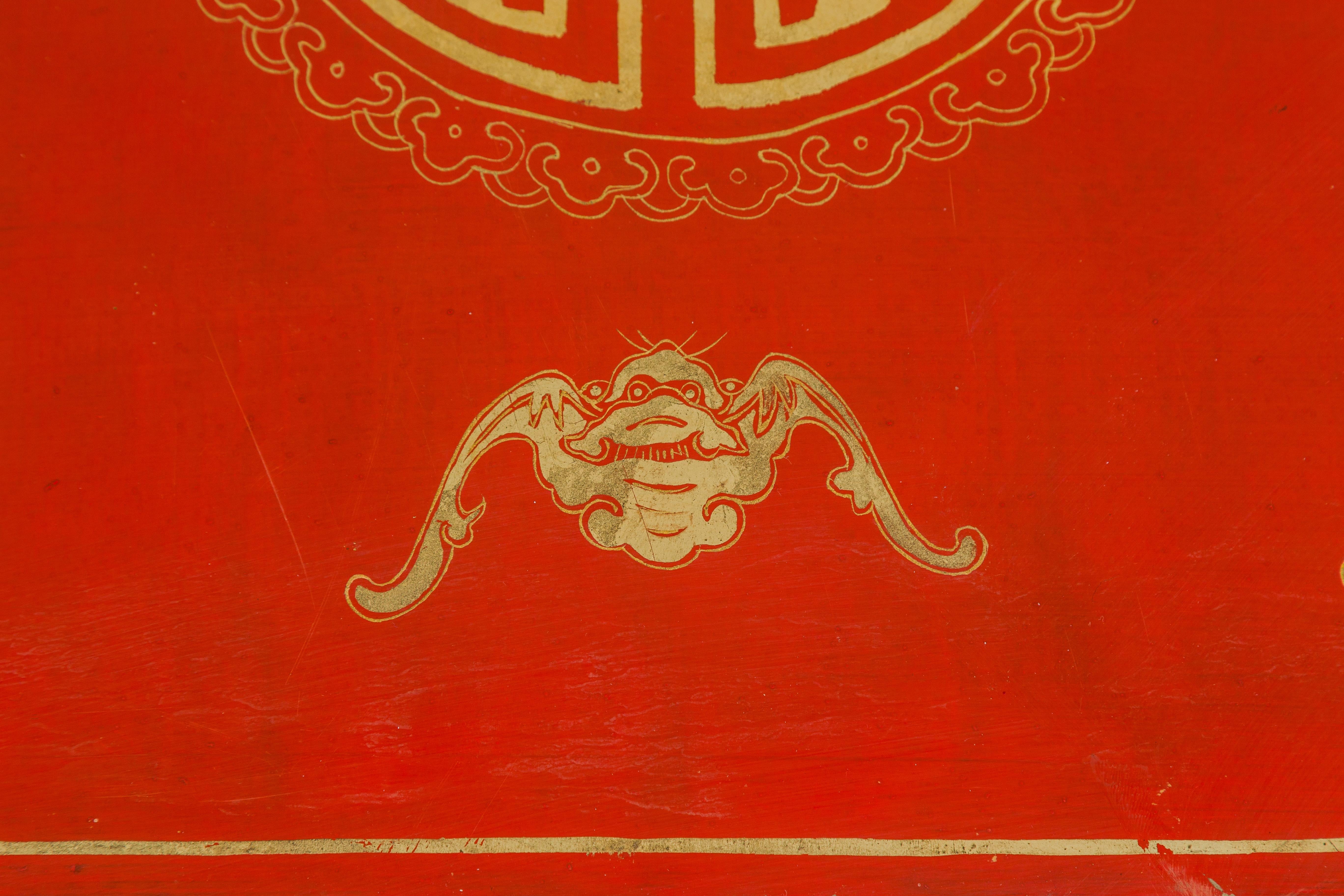 Chinesische rot lackierte Vintage-Deckentruhe mit Fledermaus, Guardian Lion, Wolkenmotiven im Angebot 8