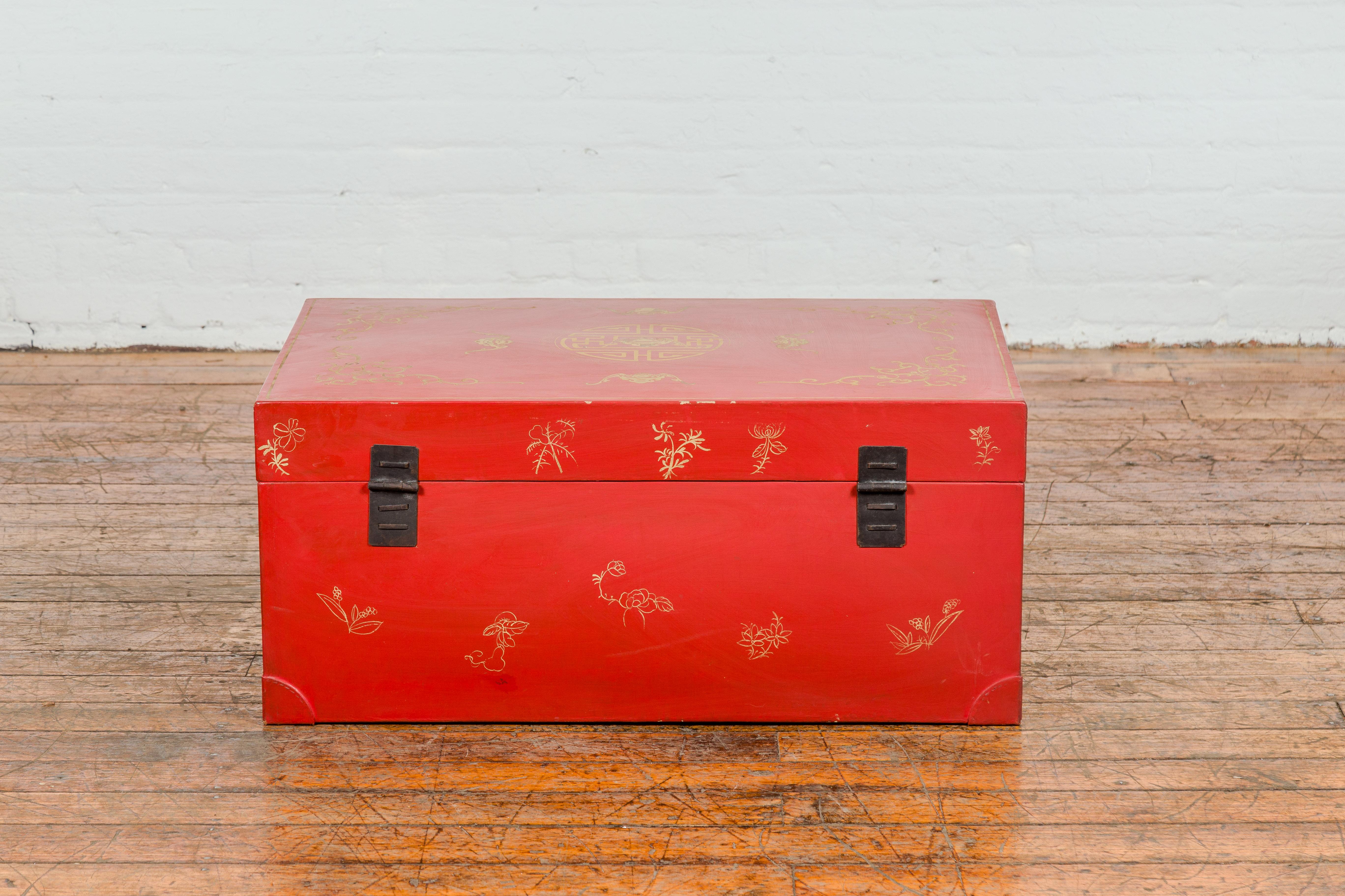Chinesische rot lackierte Vintage-Deckentruhe mit Fledermaus, Guardian Lion, Wolkenmotiven im Angebot 13