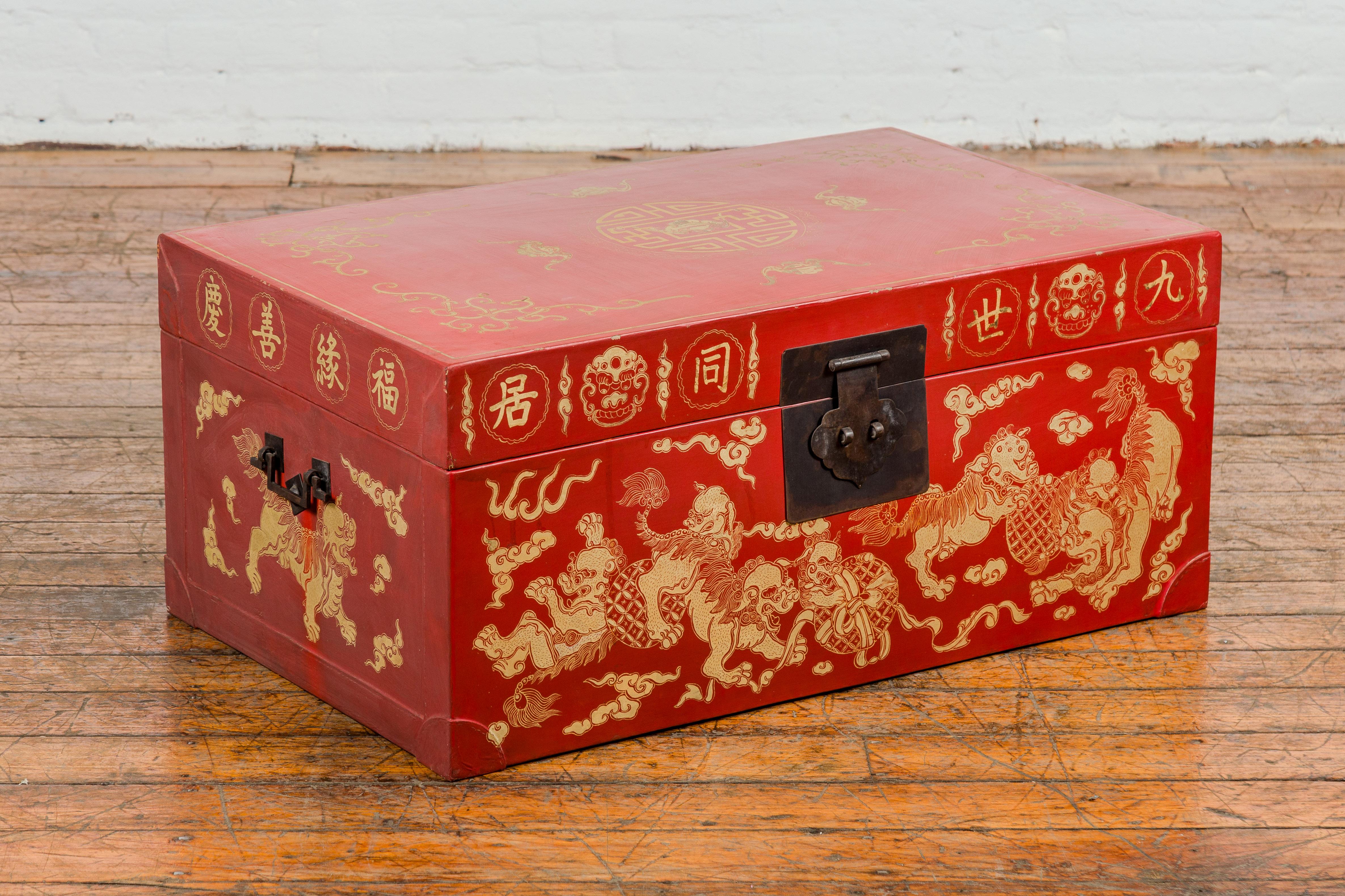 Chinesische Rotlacktruhe im Vintage-Look mit vergoldeten Fledermaus-, Wächterlöwen- und Wolkenmotiven. Entdecken Sie die lebendige Ausstrahlung dieser chinesischen Vintage-Truhe aus rotem Lack, die Funktionalität und verheißungsvolles Design