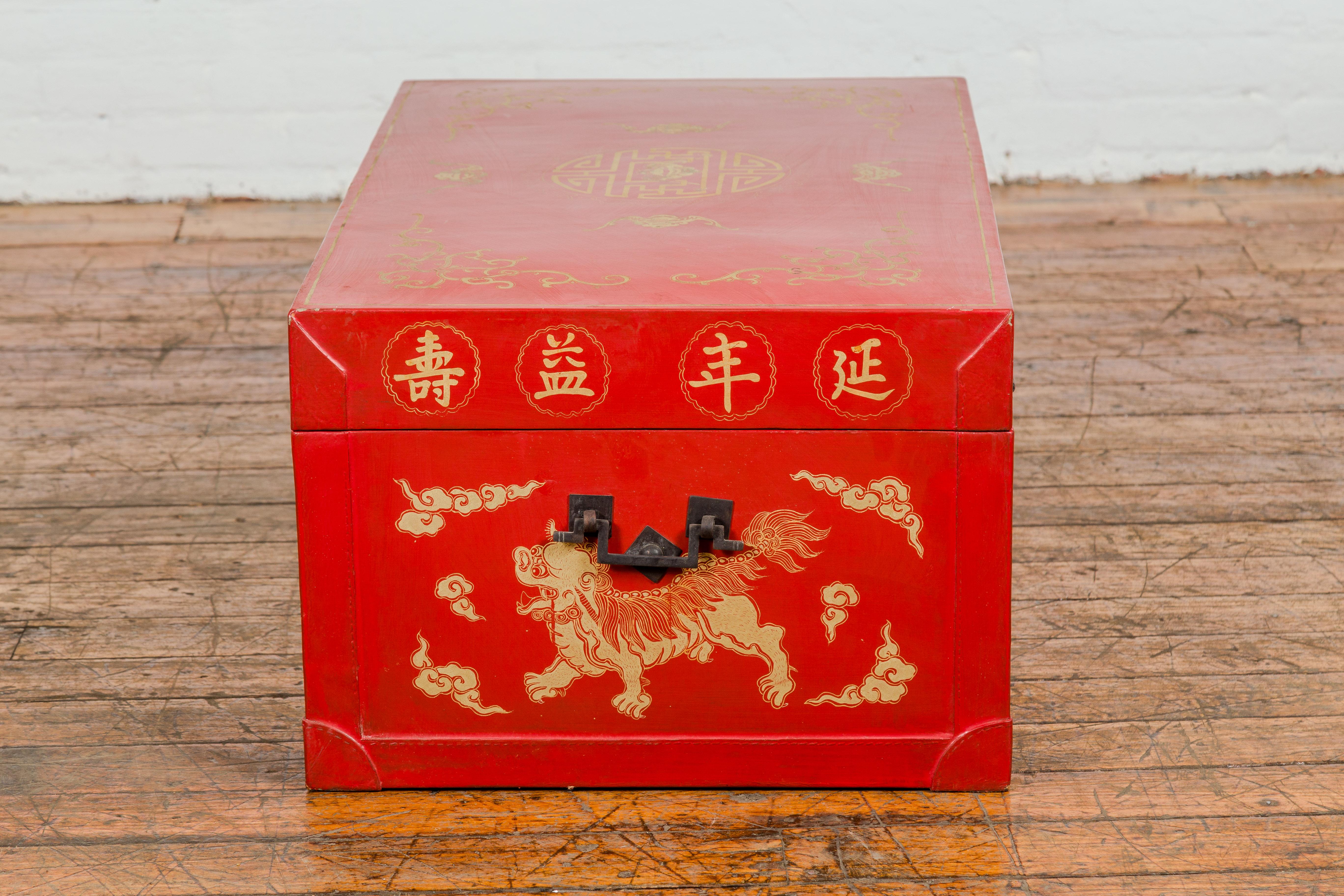 Chinesische rot lackierte Vintage-Deckentruhe mit Fledermaus, Guardian Lion, Wolkenmotiven im Angebot 14