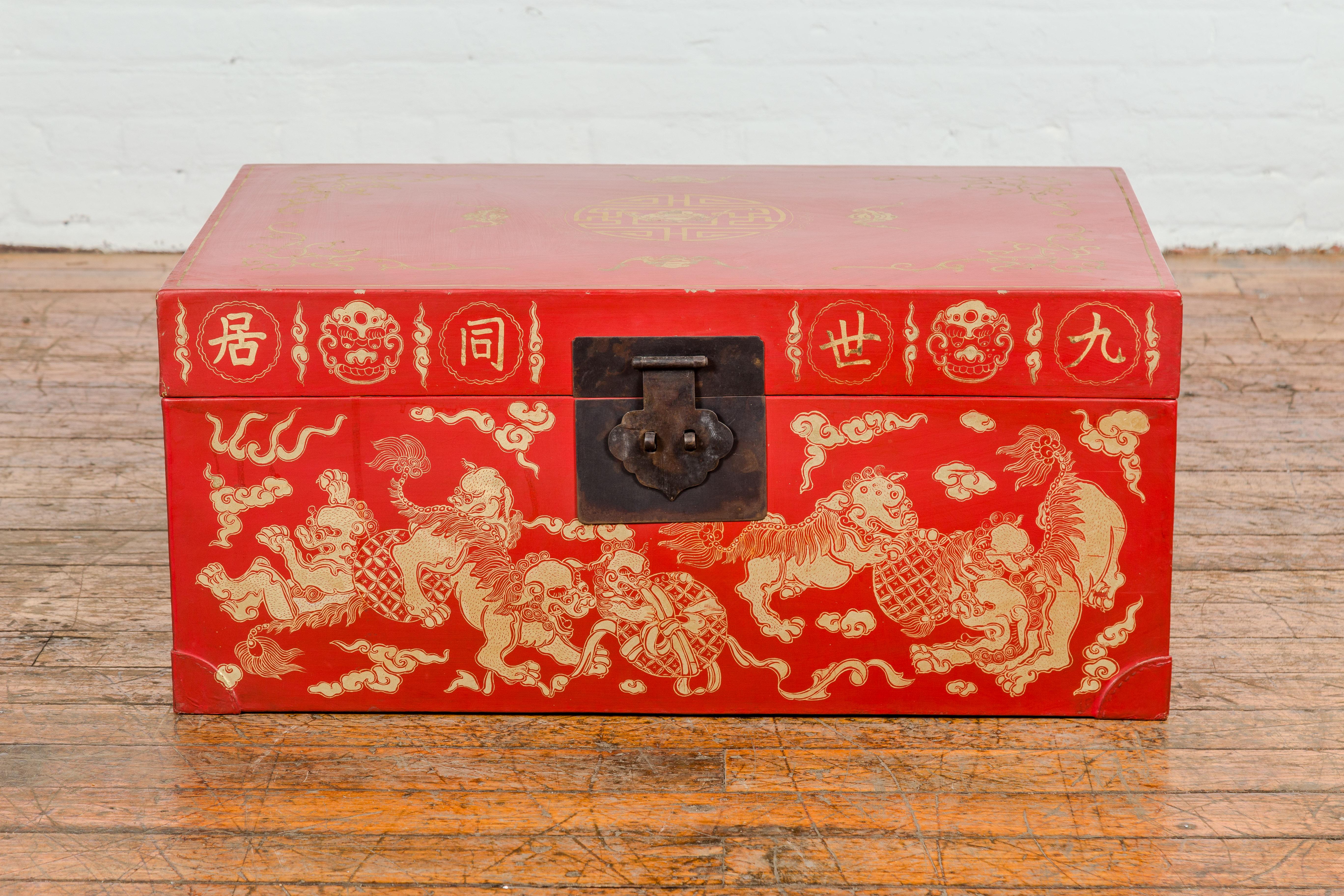 Vintage Chinese Red Lacquer Blanket Chest with Bat, Guardian Lion, Cloud Motifs In Good Condition For Sale In Yonkers, NY