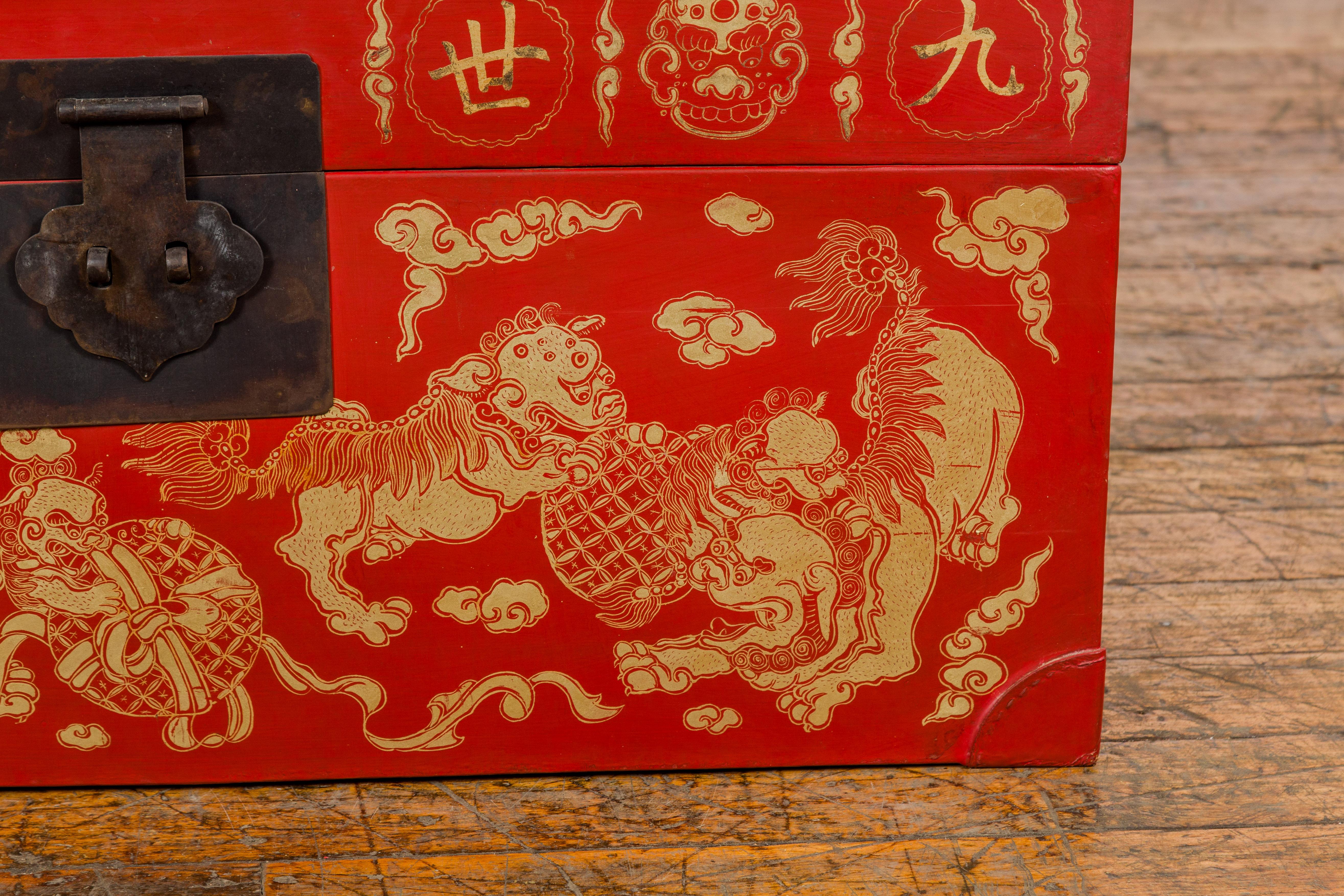 Chinesische rot lackierte Vintage-Deckentruhe mit Fledermaus, Guardian Lion, Wolkenmotiven im Angebot 2