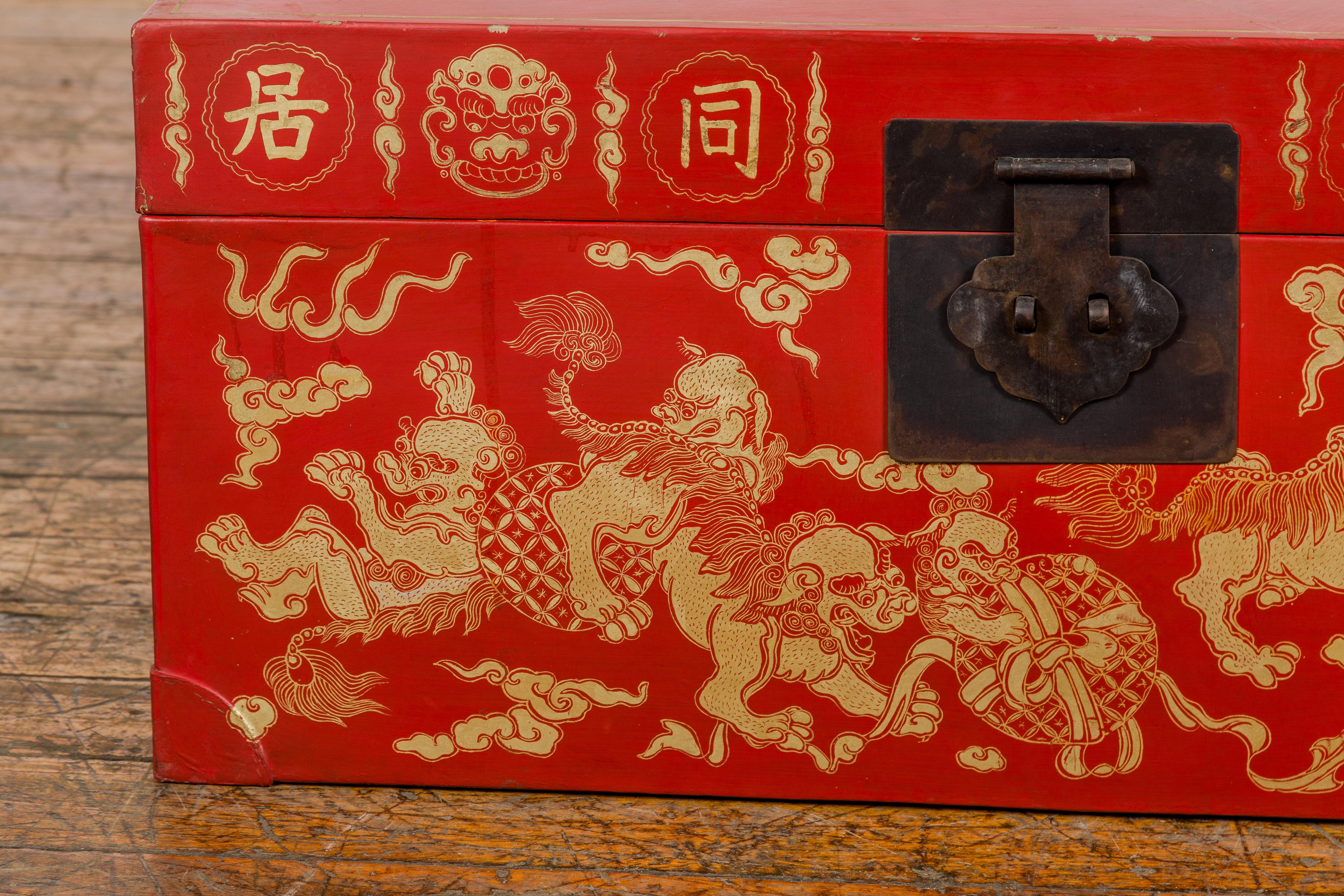 Chinesische rot lackierte Vintage-Deckentruhe mit Fledermaus, Guardian Lion, Wolkenmotiven im Angebot 3
