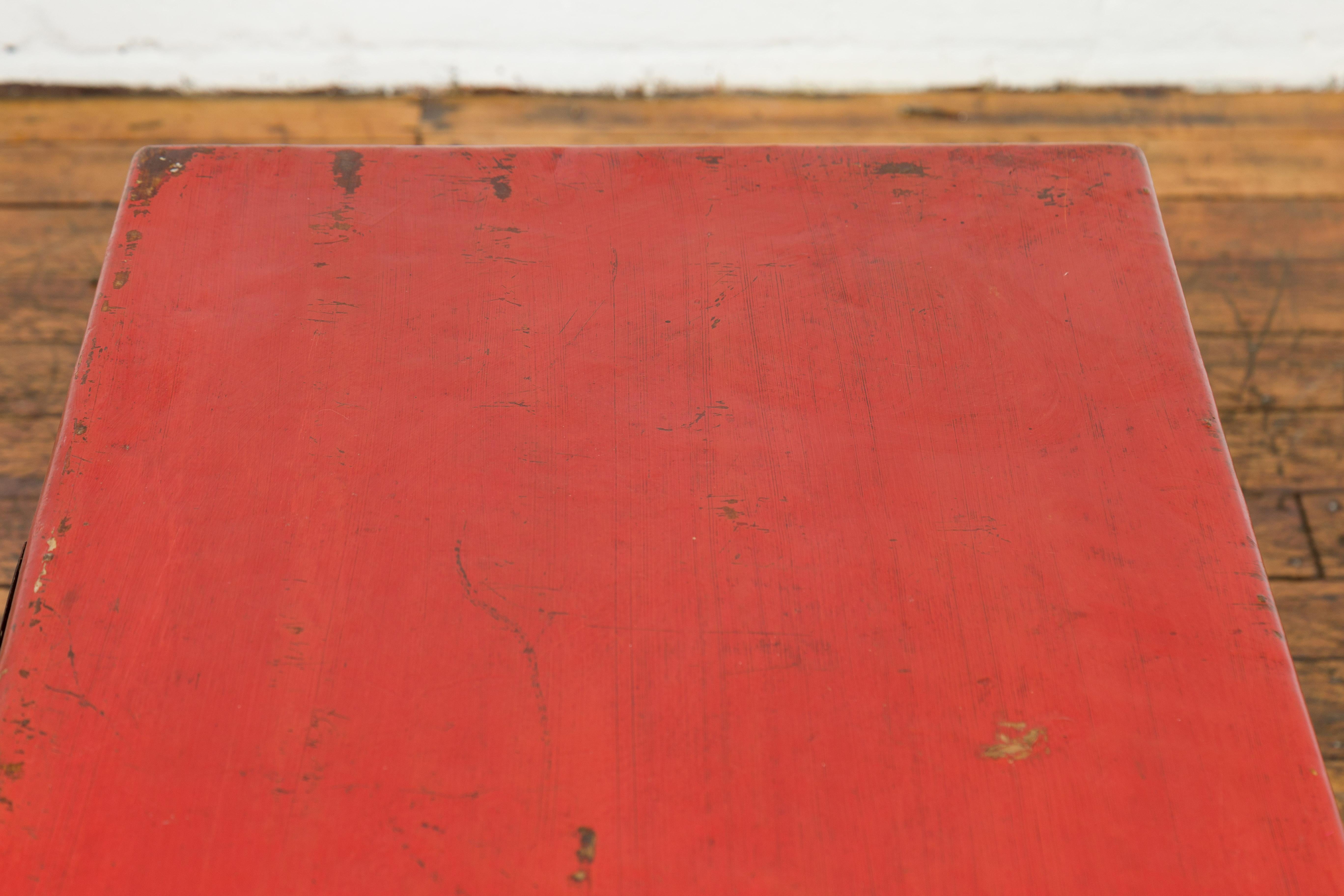 Baule di legno rosso vintage con chiusura quadrata in ottone in vendita 6