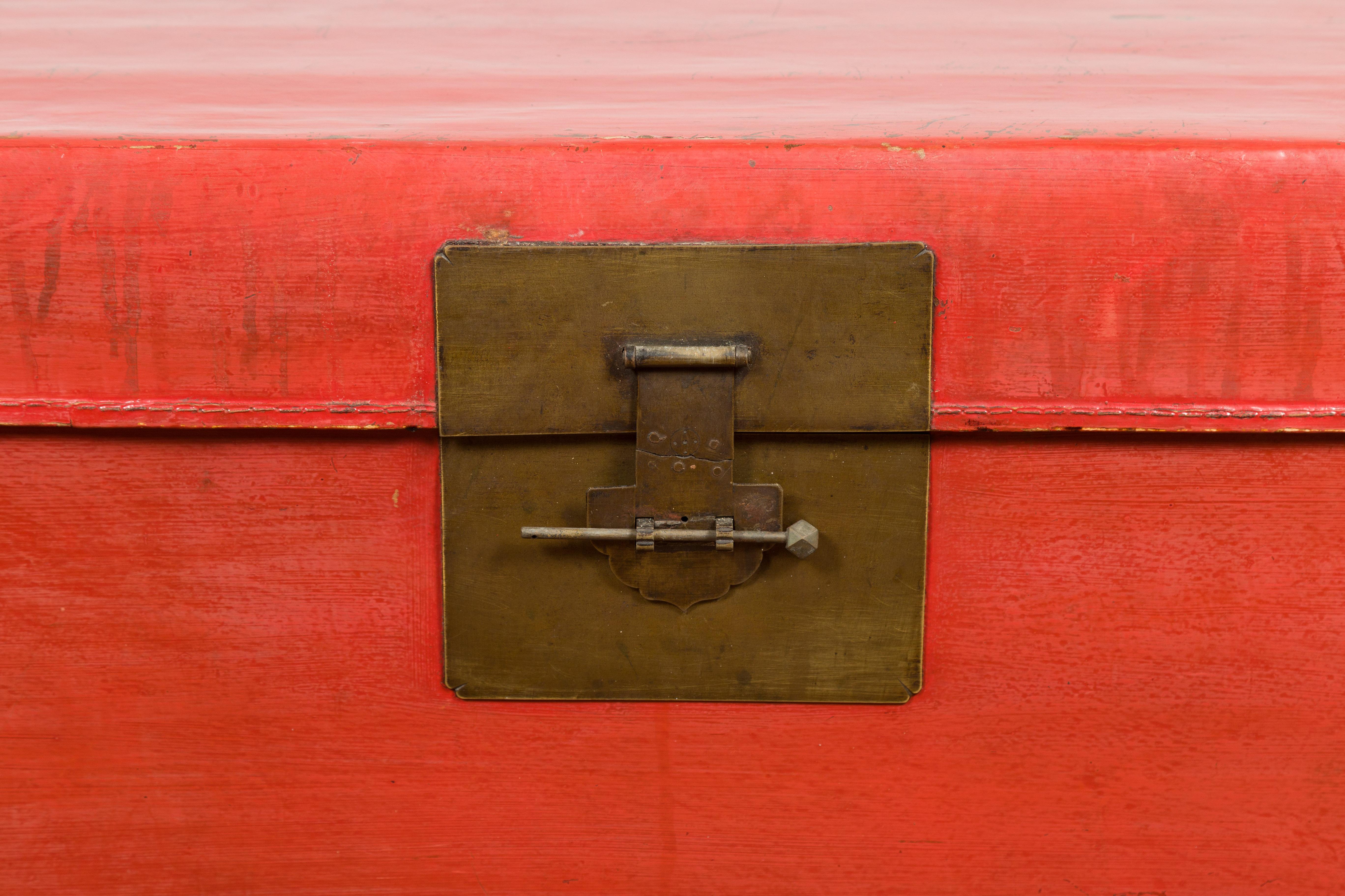 XX secolo Baule di legno rosso vintage con chiusura quadrata in ottone in vendita