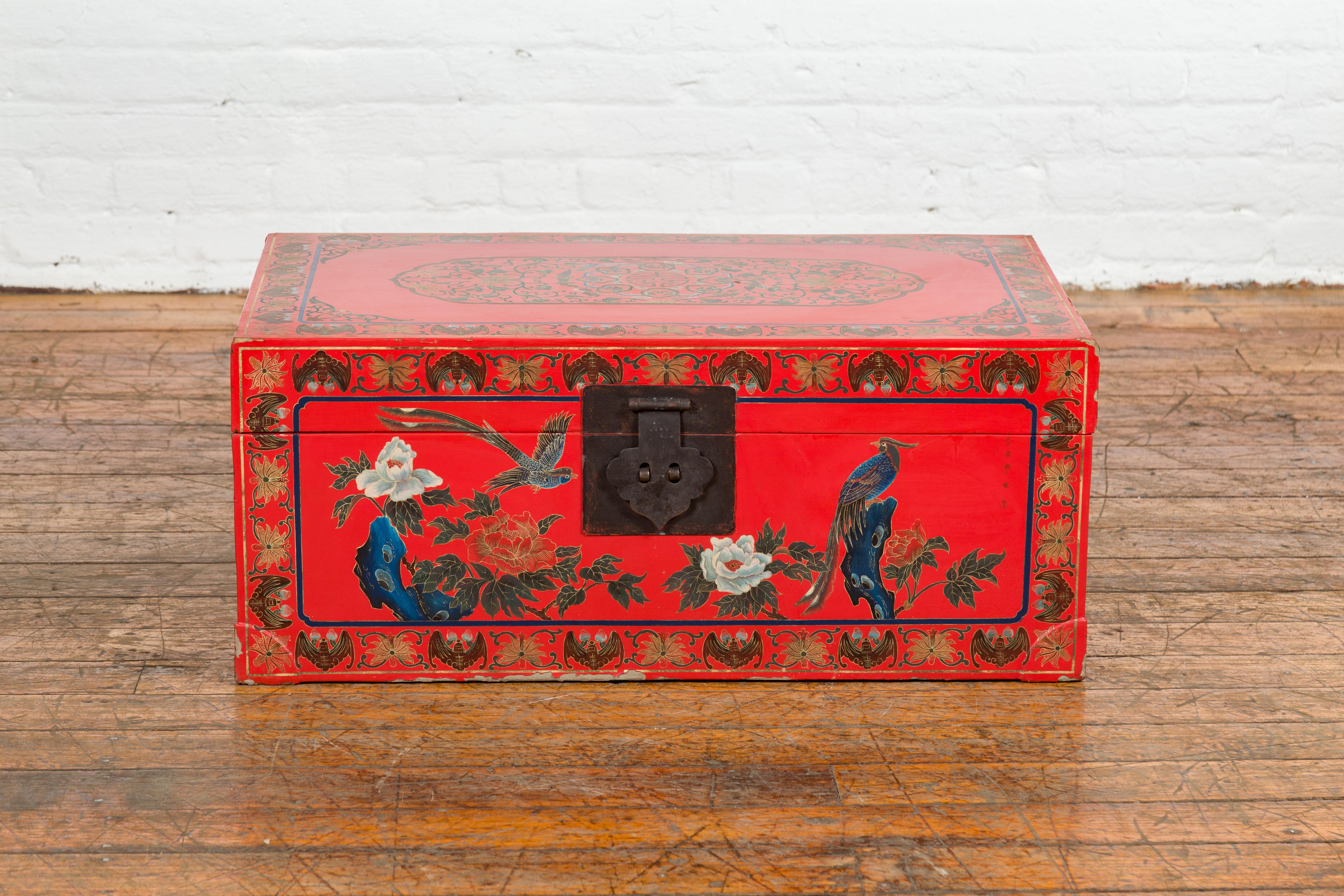 Eine alte chinesische Rotlacktruhe aus der Mitte des 20. Jahrhunderts mit Reiher-Vogel-Motiven und Fledermaus- und Blumenfriesen an allen Rändern. Tauchen Sie ein in die kunstvolle Anziehungskraft dieser chinesischen Rotlacktruhe aus der Mitte des