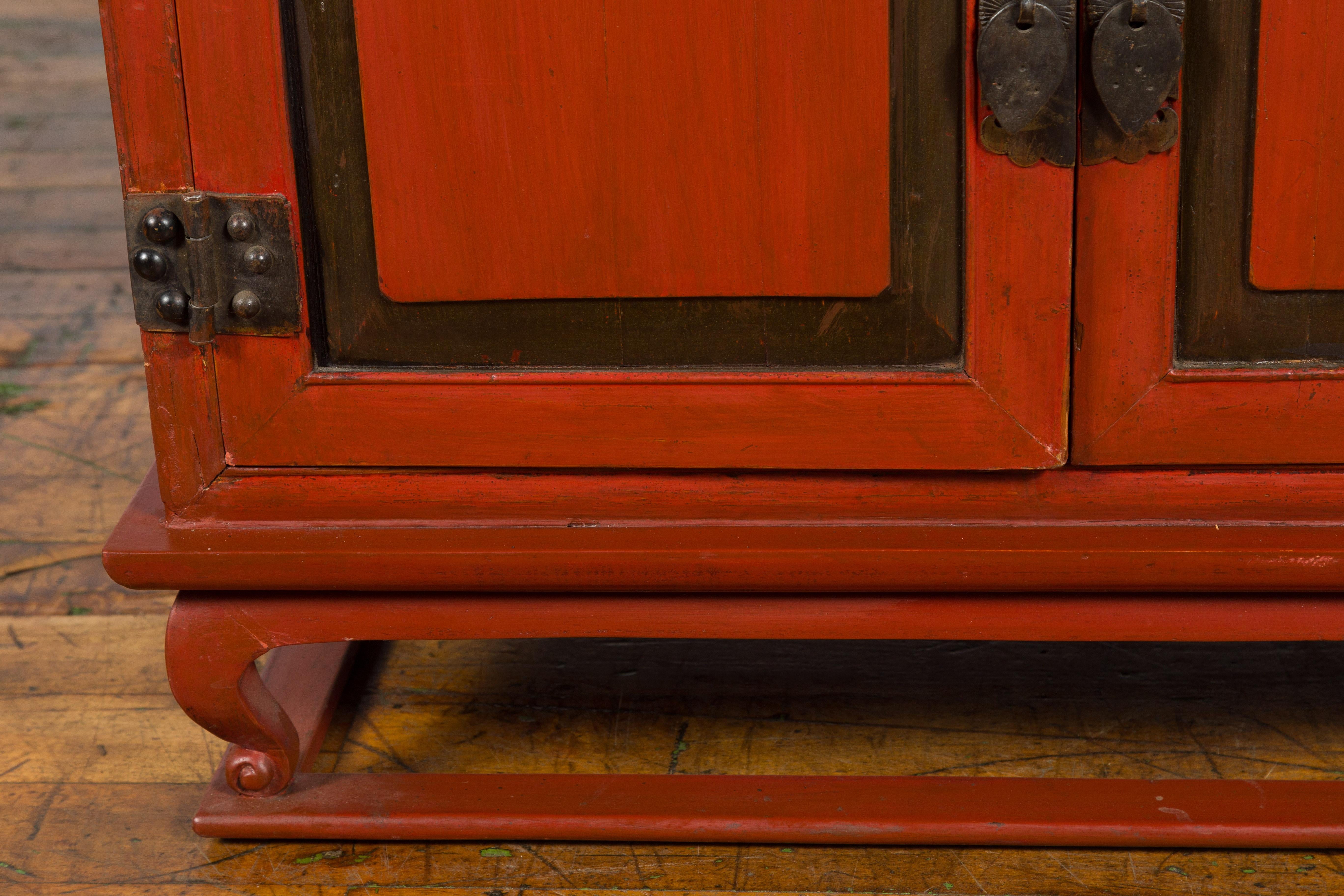 Laiton Petit meuble de rangement chinois vintage en laque rouge avec accents foncés et pieds cabriole en vente