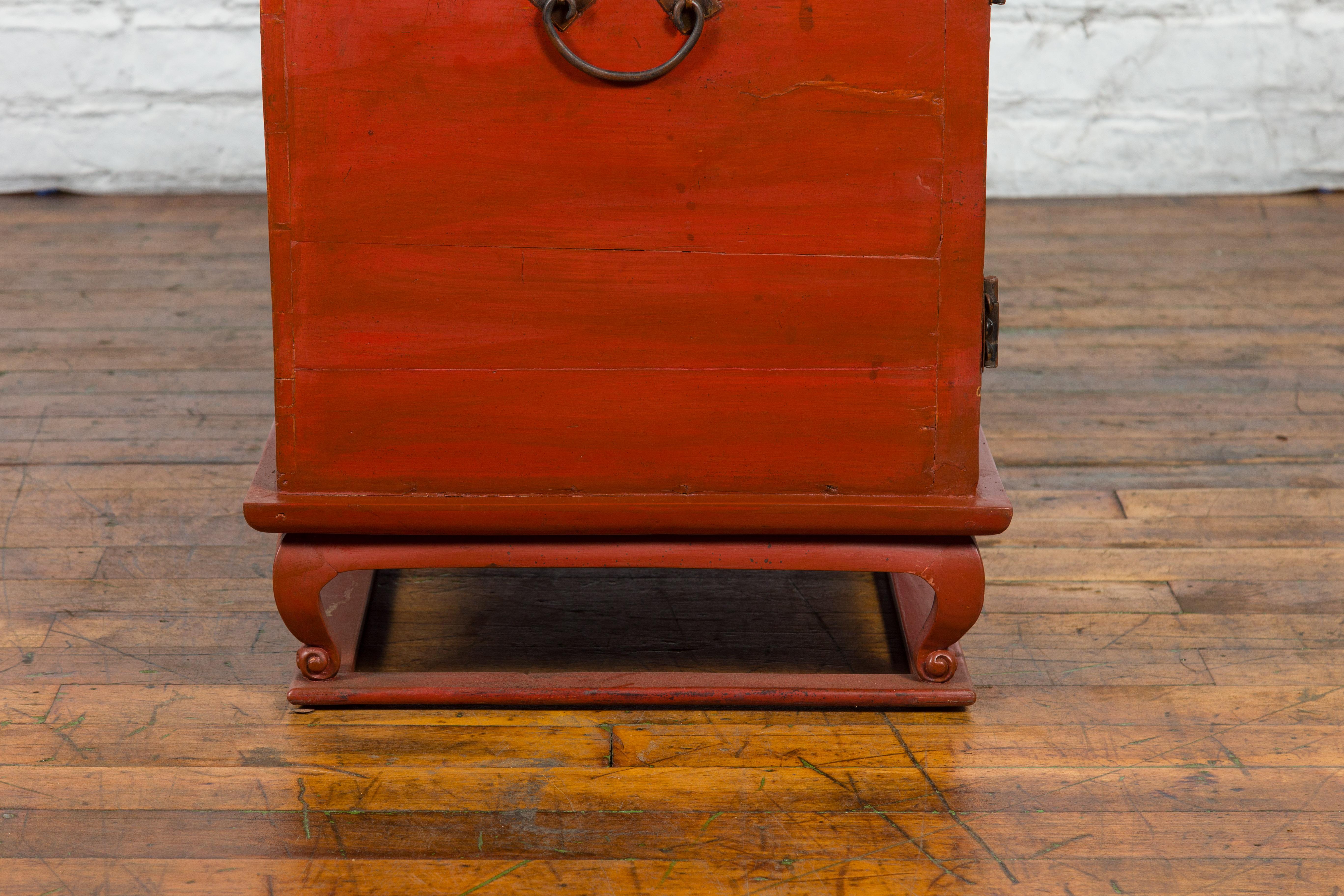 Petit meuble de rangement chinois vintage en laque rouge avec accents foncés et pieds cabriole en vente 5