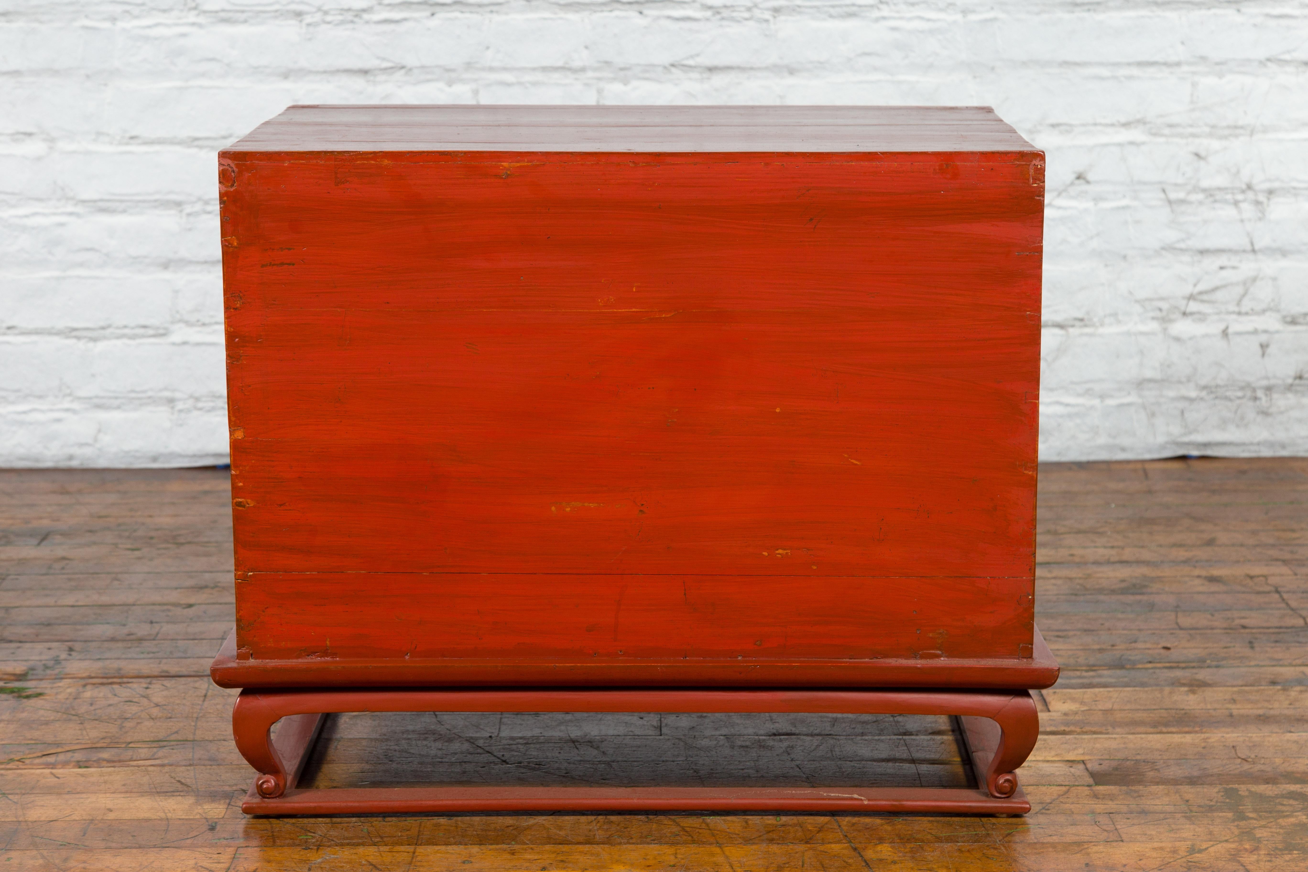 Petit meuble de rangement chinois vintage en laque rouge avec accents foncés et pieds cabriole en vente 6