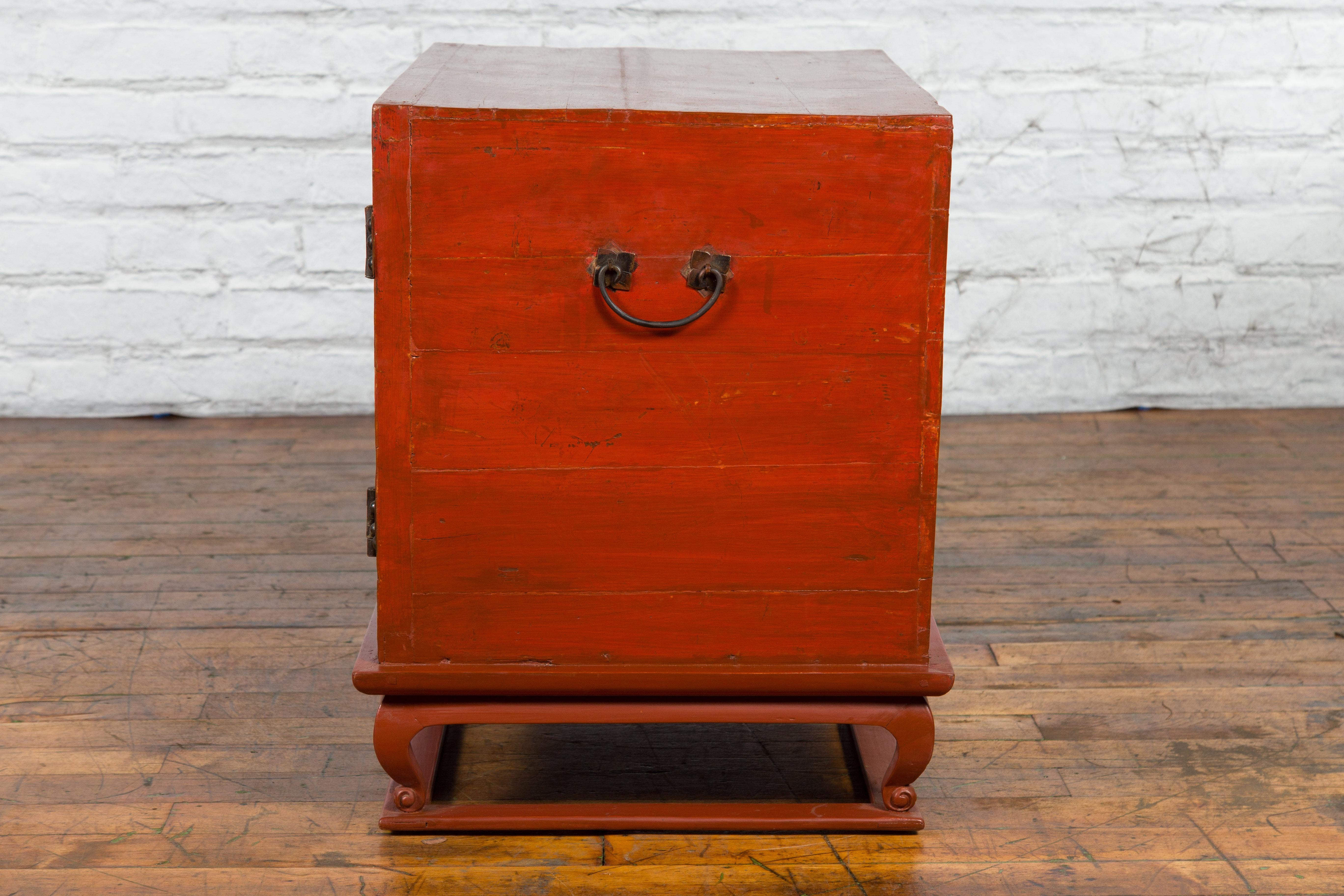 Vintage Chinese Red Lacquer Small Cabinet with Dark Accents and Cabriole Legs For Sale 9