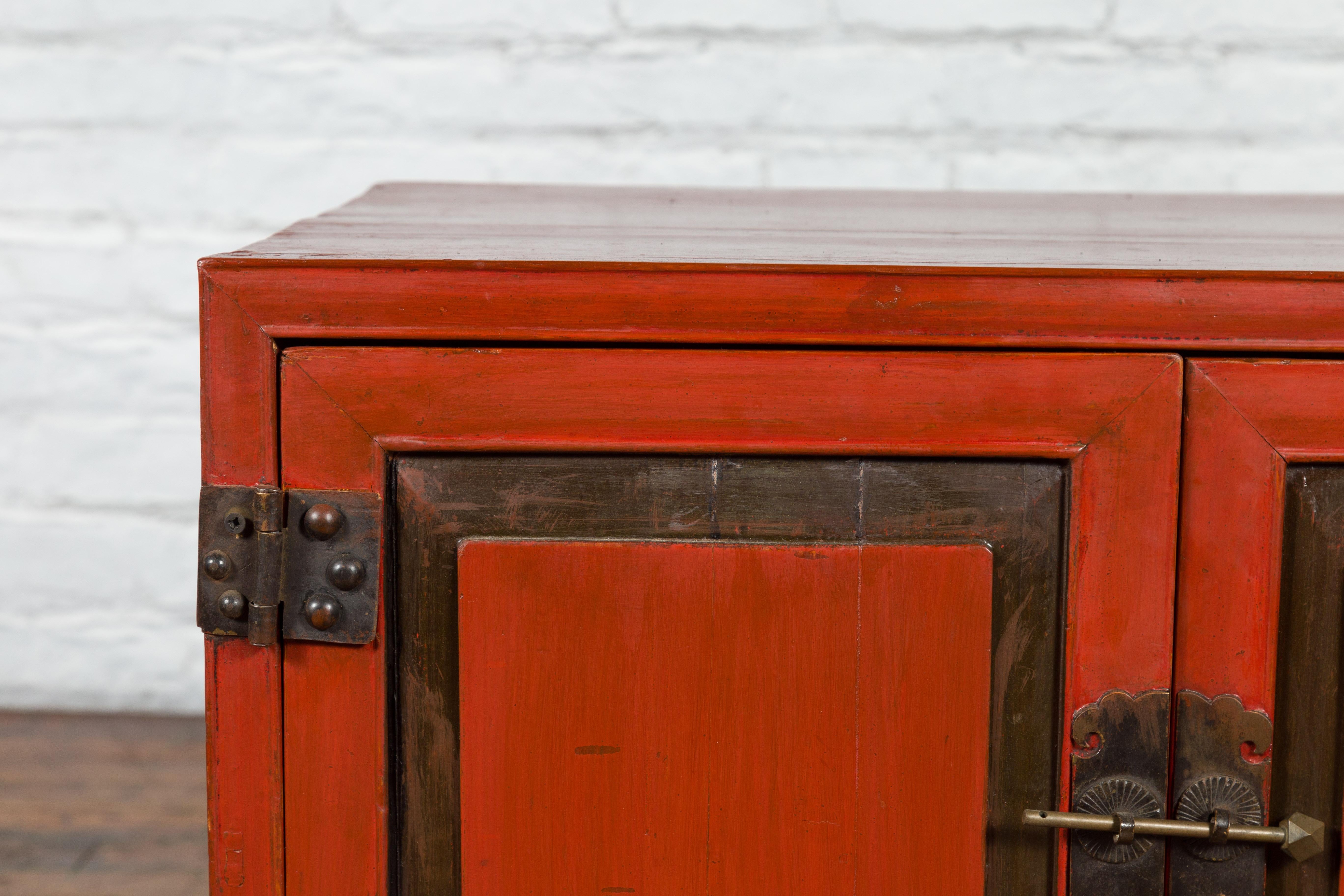 Petit meuble de rangement chinois vintage en laque rouge avec accents foncés et pieds cabriole Bon état - En vente à Yonkers, NY