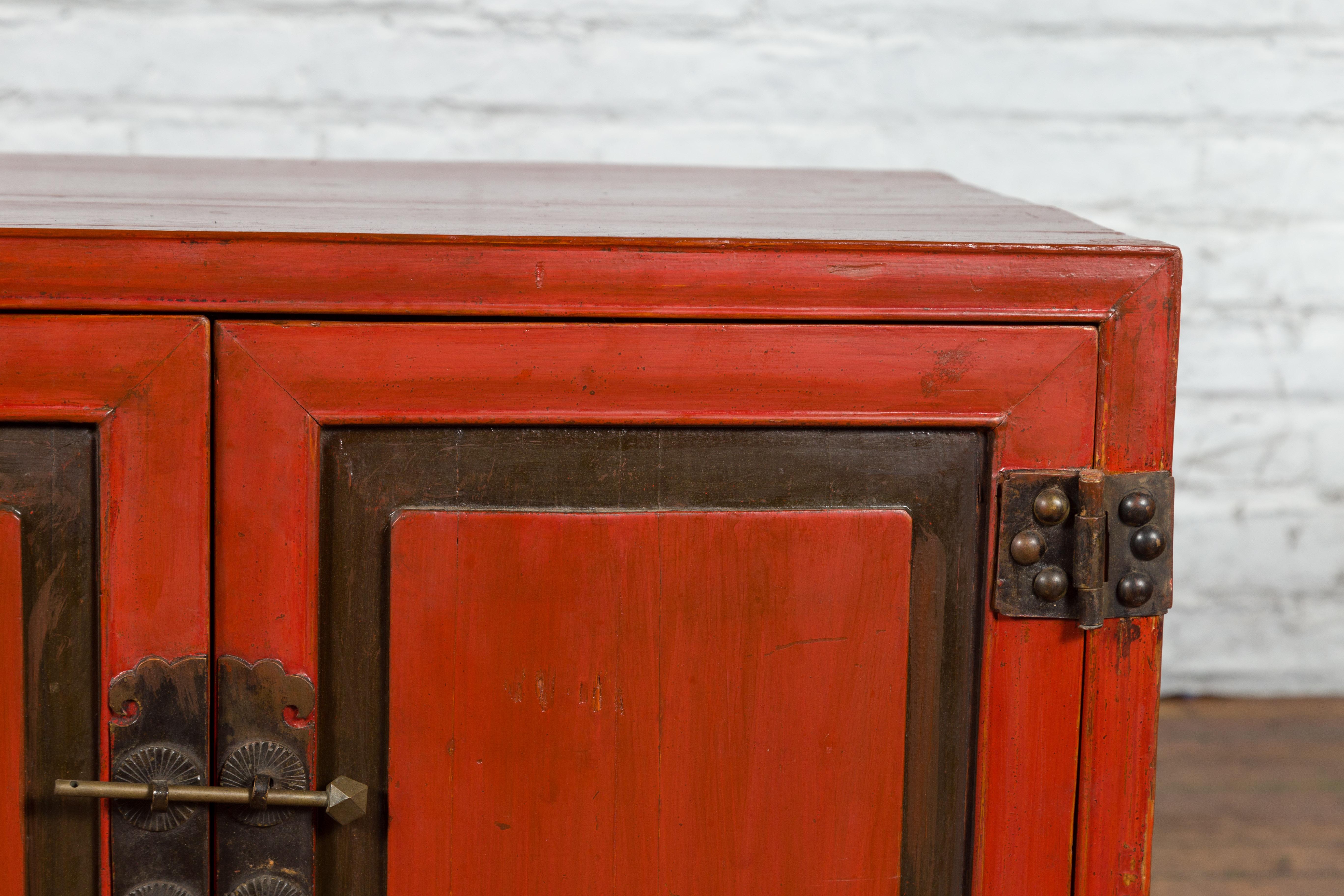20ième siècle Petit meuble de rangement chinois vintage en laque rouge avec accents foncés et pieds cabriole en vente
