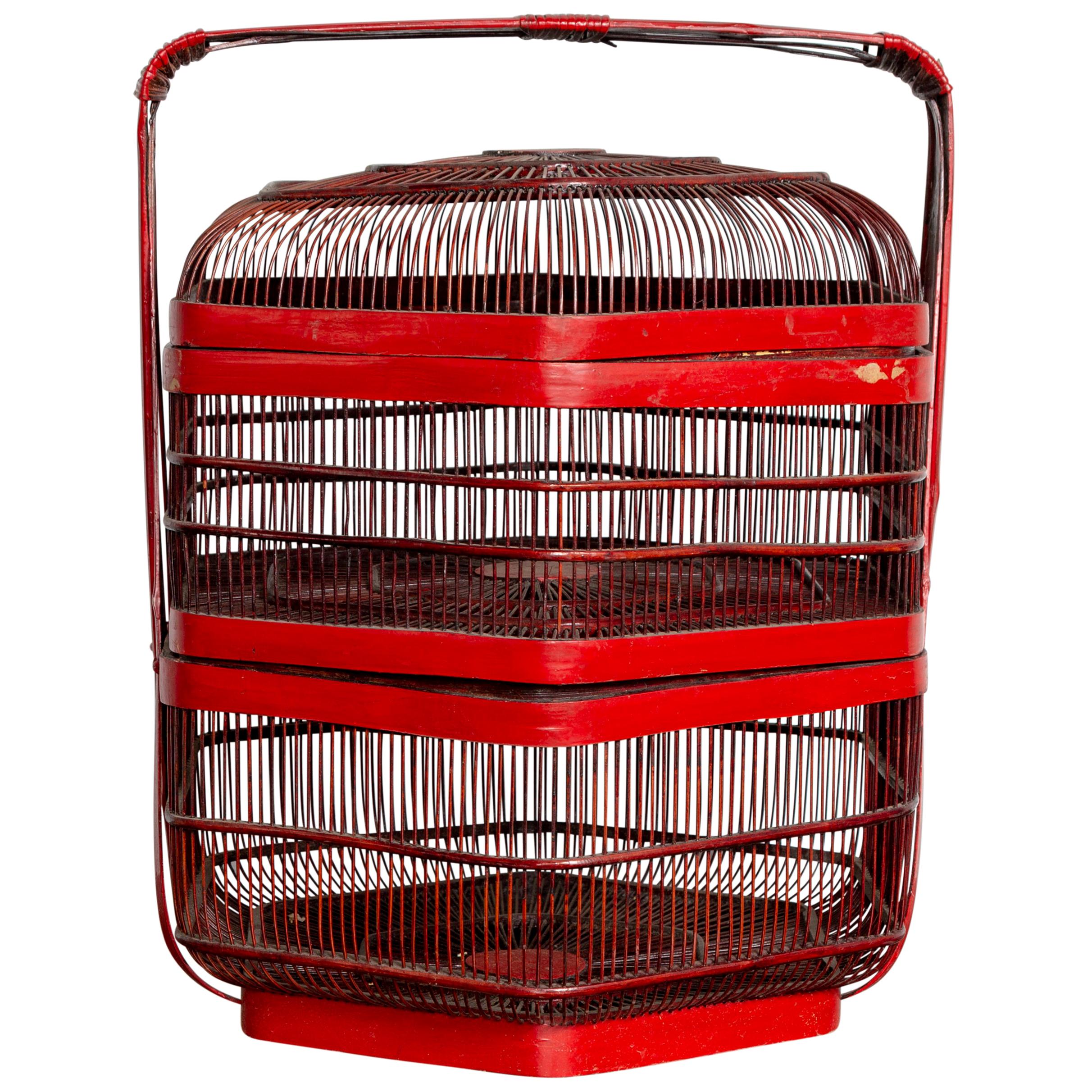 Vieille cage à oiseaux chinoise laquée rouge avec poignée et base hexagonale