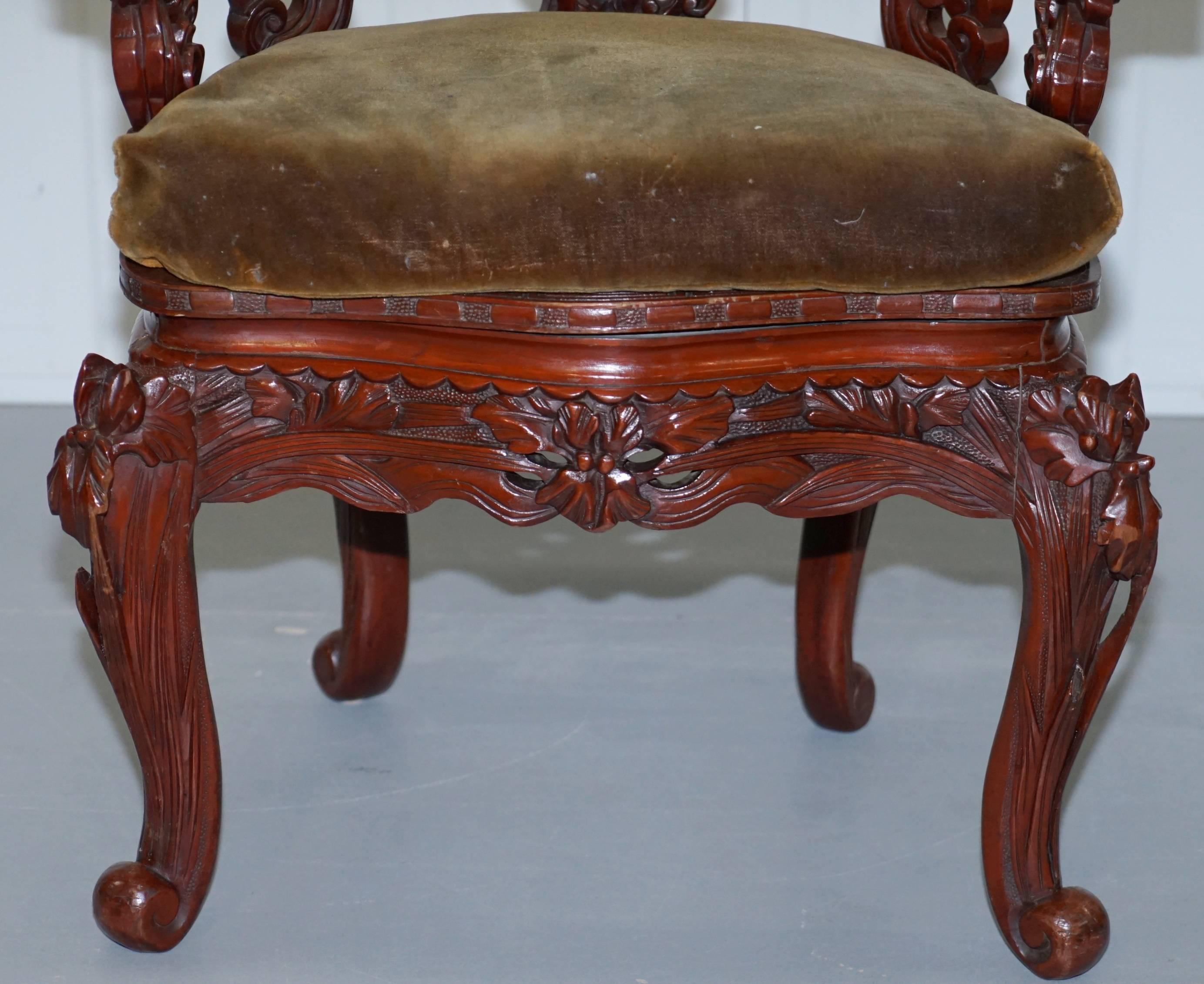 Poltrona cinese d'epoca in olmo intagliato e laccato rosso con dettagli in fogliame in vendita 3