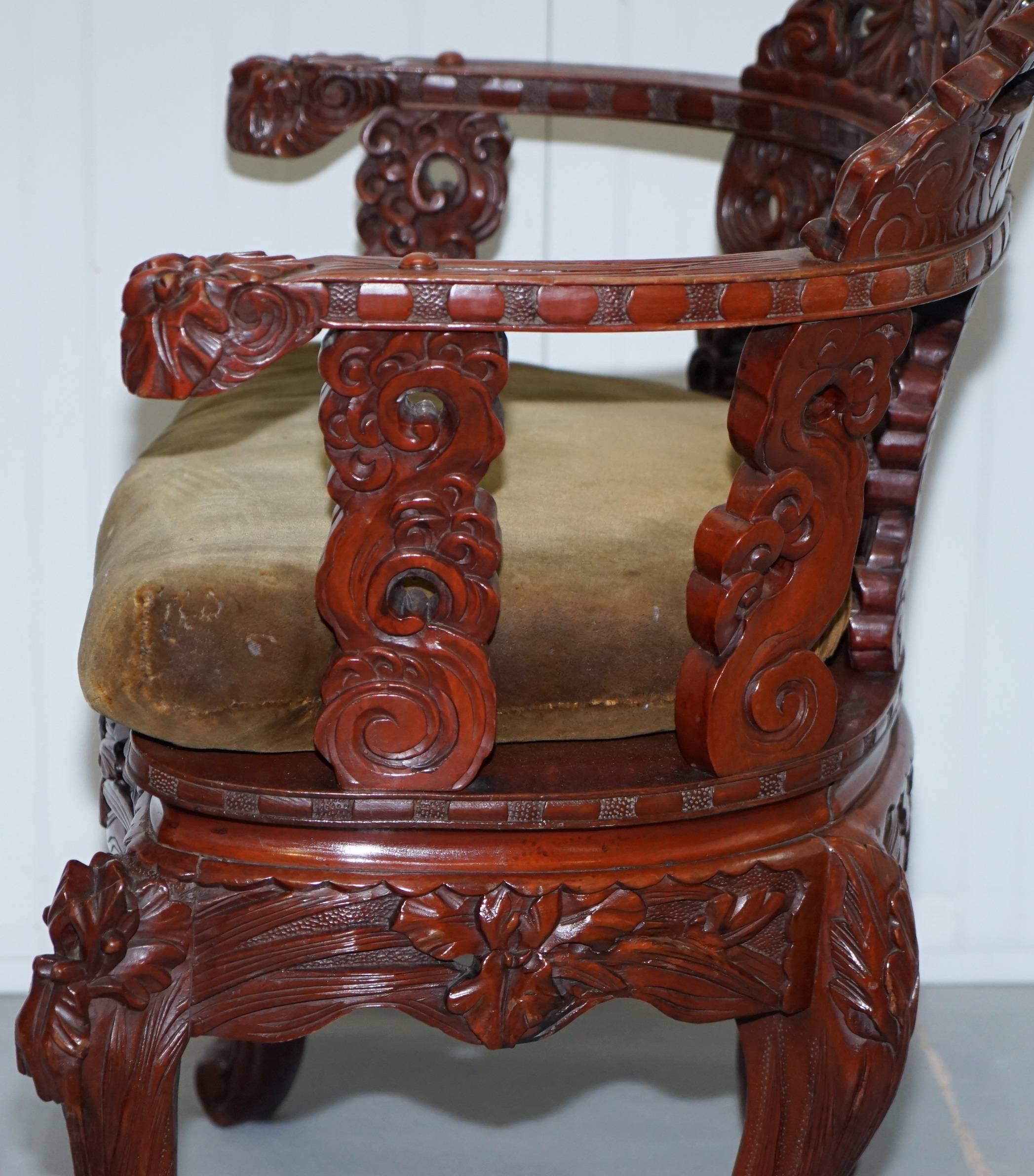 Poltrona cinese d'epoca in olmo intagliato e laccato rosso con dettagli in fogliame in vendita 10