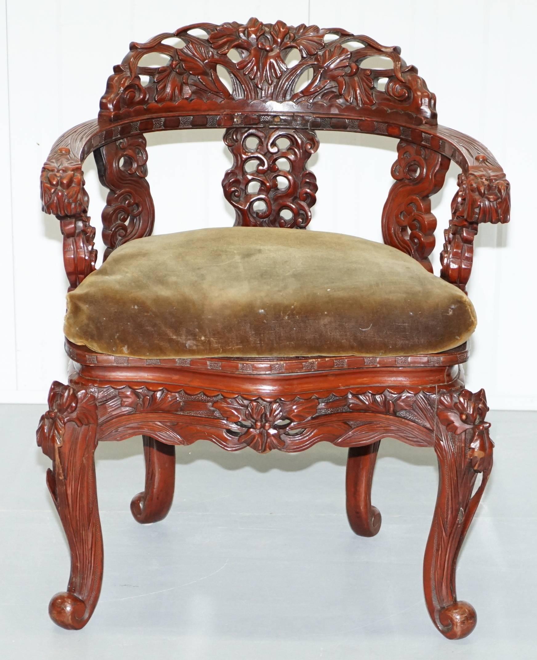 Siamo lieti di offrire in vendita questa splendida poltrona da trono in olmo massiccio intagliata a mano e laccata.

Si tratta di un pezzo davvero raro e sapientemente intagliato a mano, i cui dettagli sono infiniti e di altissimo livello.