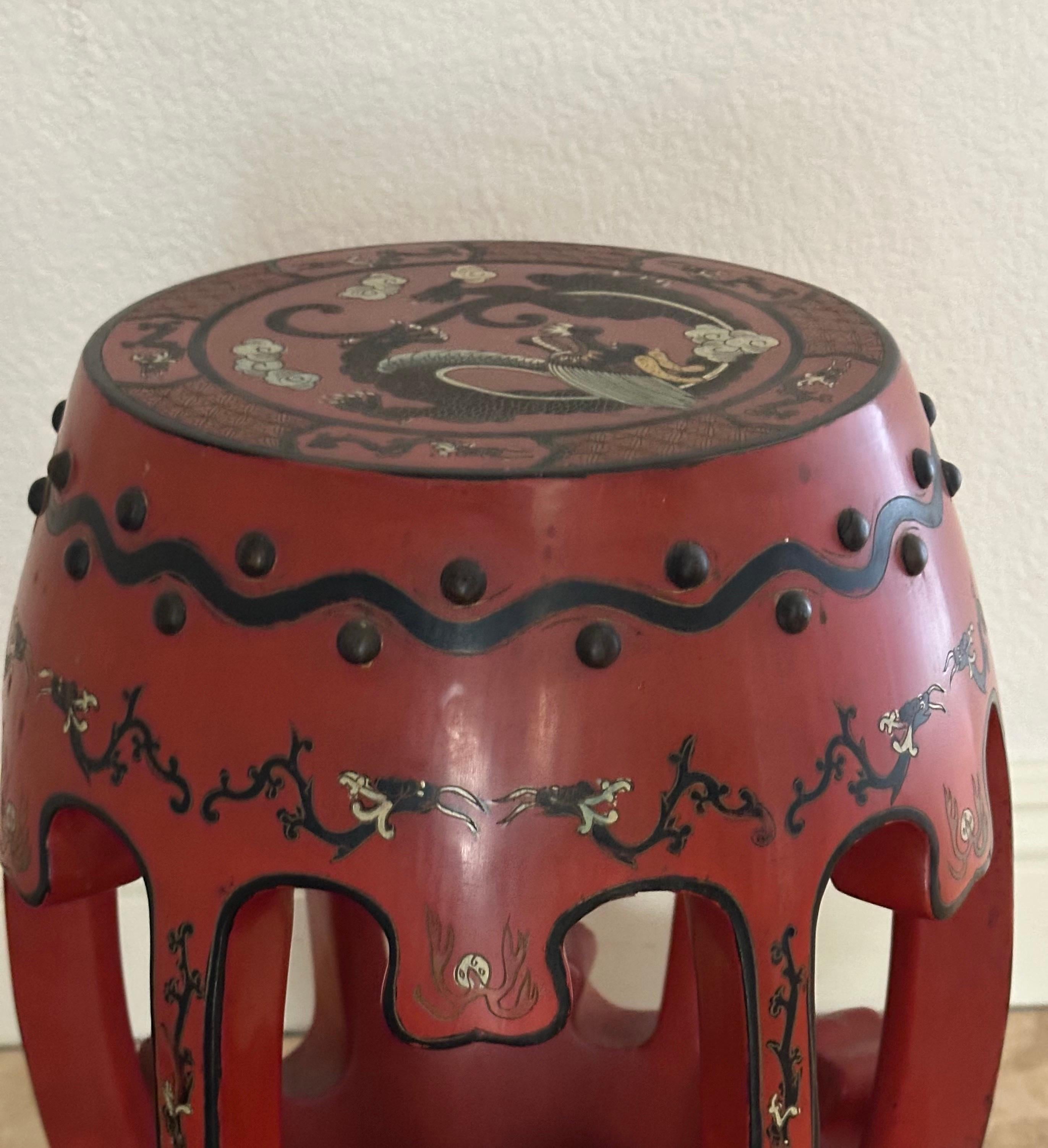 Chinesischer rot lackierter Drachen-Gartenhocker in Fassform, Chinesisch im Angebot 3