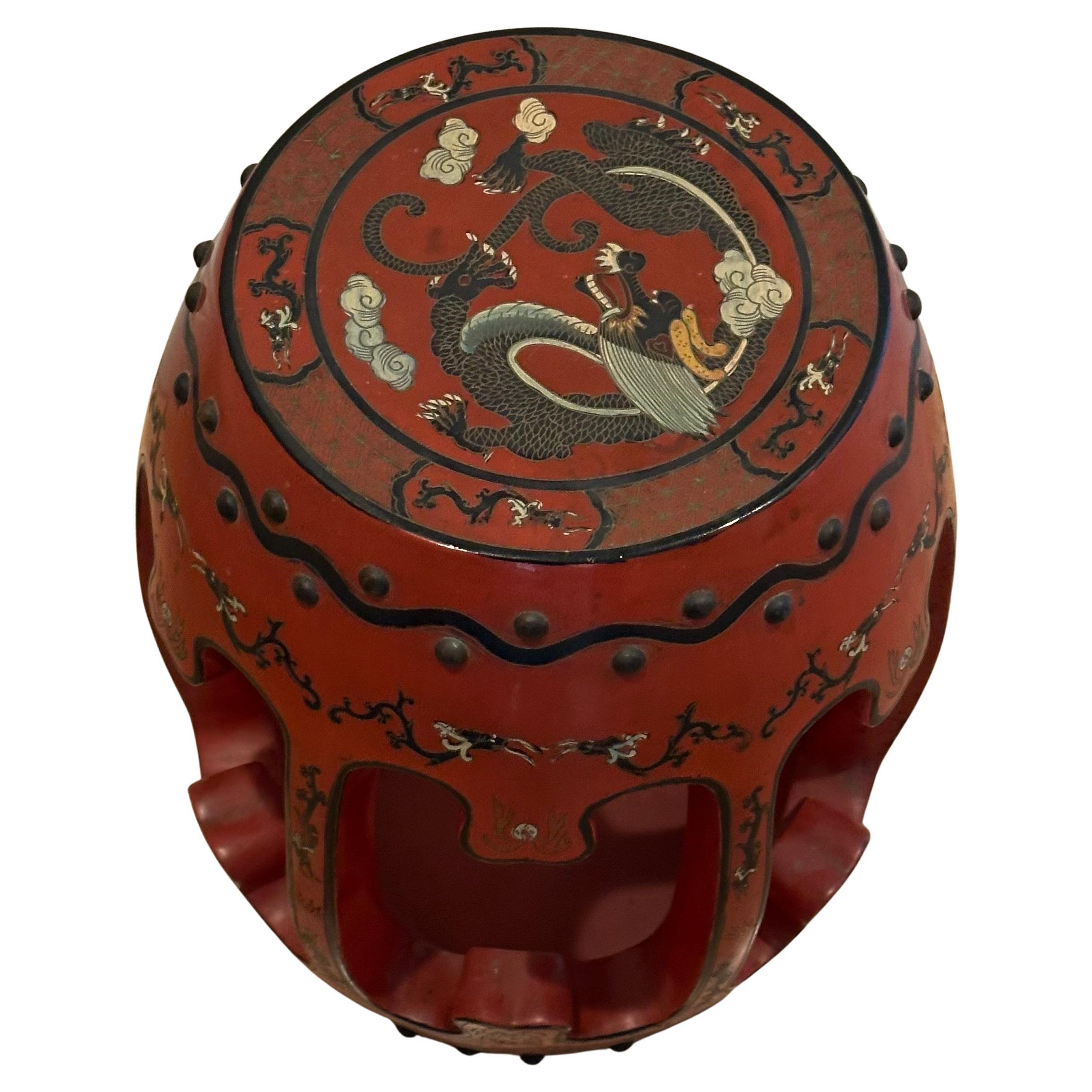 Ein sehr schöner chinesischer rot lackierter Gartenhocker / Pflanzenständer in Fassform mit Drachenmotiv, ca. 1940er Jahre. Ich glaube, der Hocker ist aus Ulmenholz gefertigt und mit einer satten roten Lackierung und einem verschlungenen