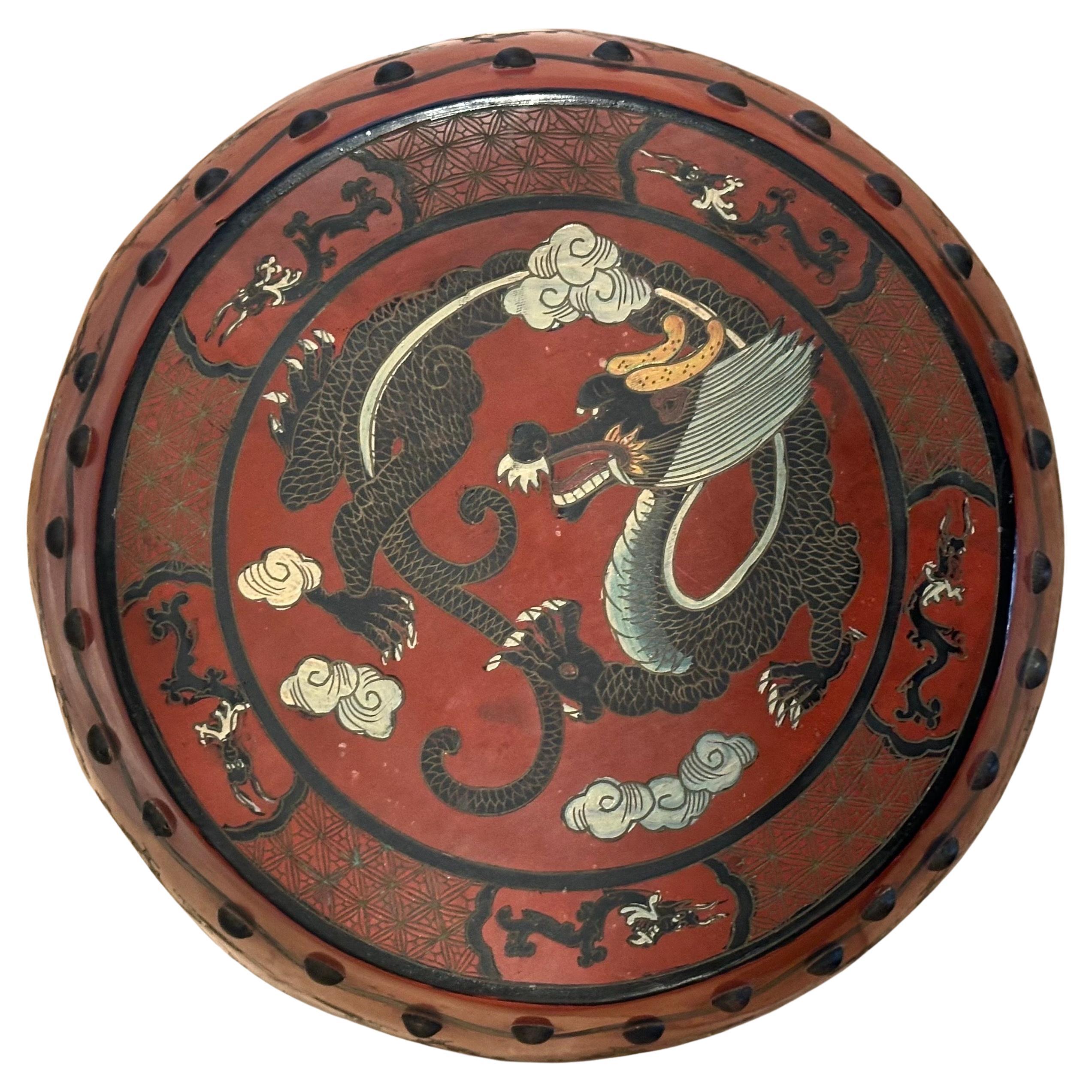 Chinesischer rot lackierter Drachen-Gartenhocker in Fassform, Chinesisch (Lackiert) im Angebot