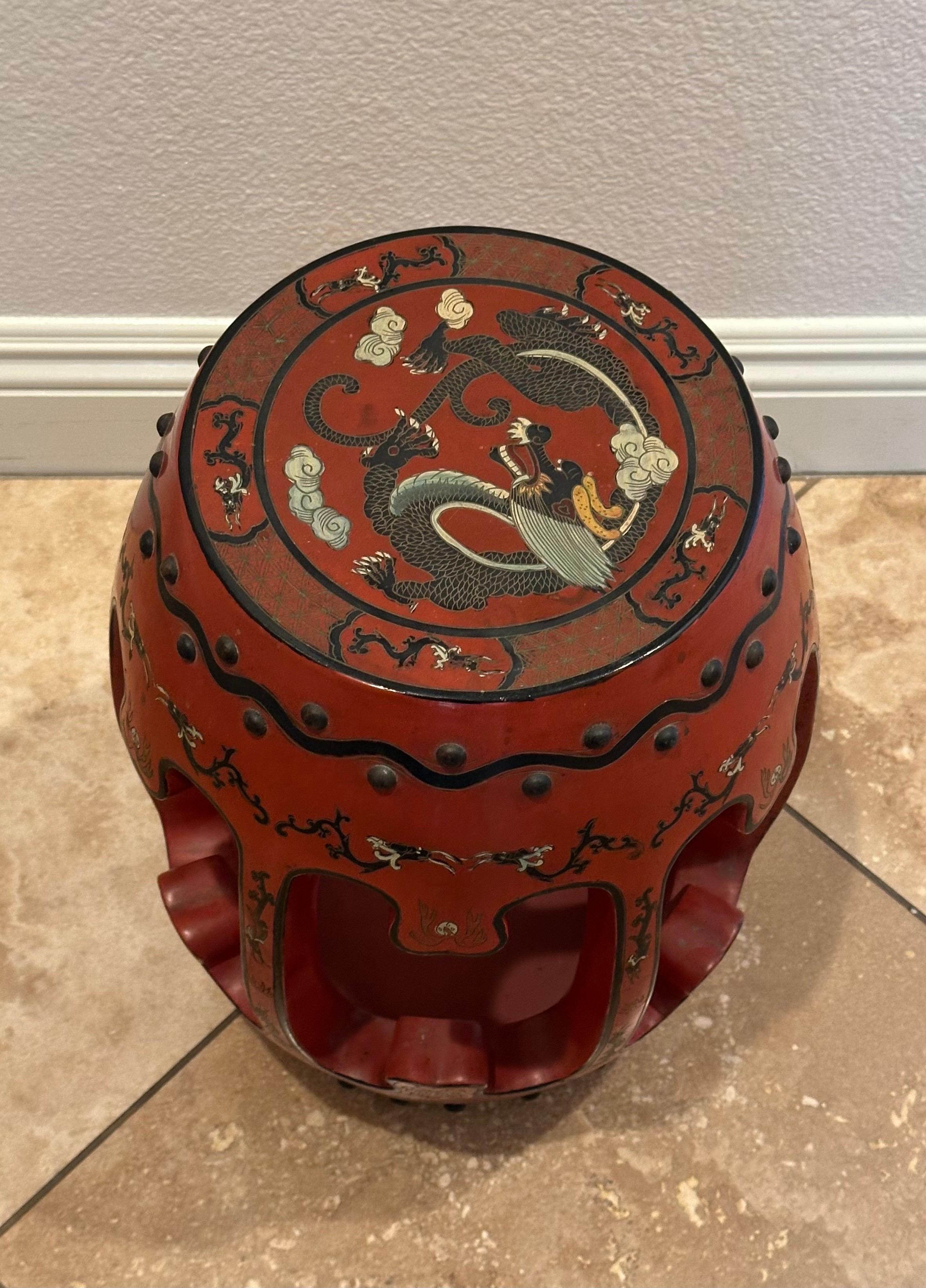 Chinesischer rot lackierter Drachen-Gartenhocker in Fassform, Chinesisch im Angebot 2