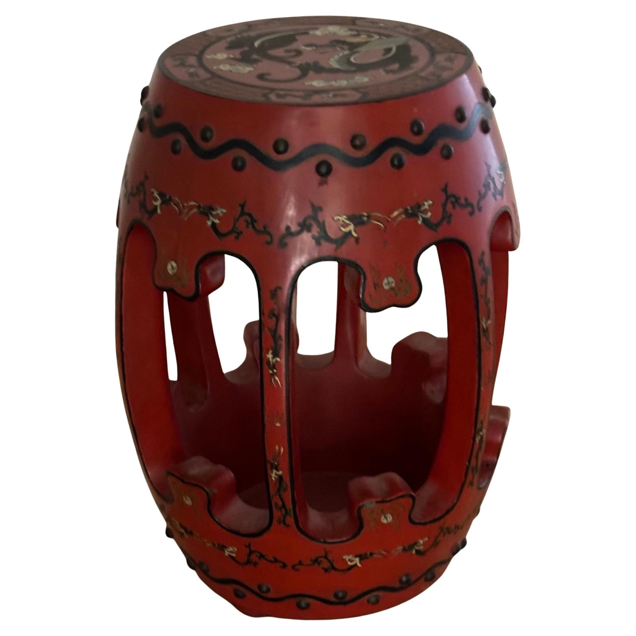 Chinesischer rot lackierter Drachen-Gartenhocker in Fassform, Chinesisch